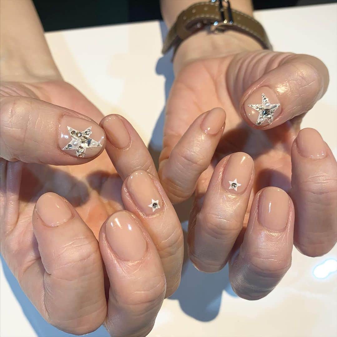 RUBY&ONYX by Kanako Miuraのインスタグラム：「星の上にキラキラ⭐️🤩 ・ ・  15日(火) 17:00〜.18:00〜 16日(水) 12:00〜.18:00〜 17日(木) 終日ご案内可能  お子様もお隣に座れるルームや個室もございます💡 ・ ・ 🌿月額制もやってます🌿 ○プレミアム会員(ハンド&フット)¥29,800(税抜)・ ○ハンドレギュラー会員¥14,800(税抜)・ ○フットレギュラー会員¥14,800(税抜)・ ・ それぞれ全てのメニューが月に何度でもご利用頂けます。  ご予約、お問い合わせはDMまたは 0354595882 LINE ID：@ rubynail までお気軽にどうぞ💫  #daikanyama#nailsalon#nail#gelnail#rubyandonyx#handnail#mode#cool#studs#menscare#ART#autumnnails#メンズネイル#メンズケア#定額制ネイル#通い放題#ジェルネイル#ネイル#ノーサンディング#ショートネイル#代官山ネイルサロン#トレンドネイル#秋ネイル」