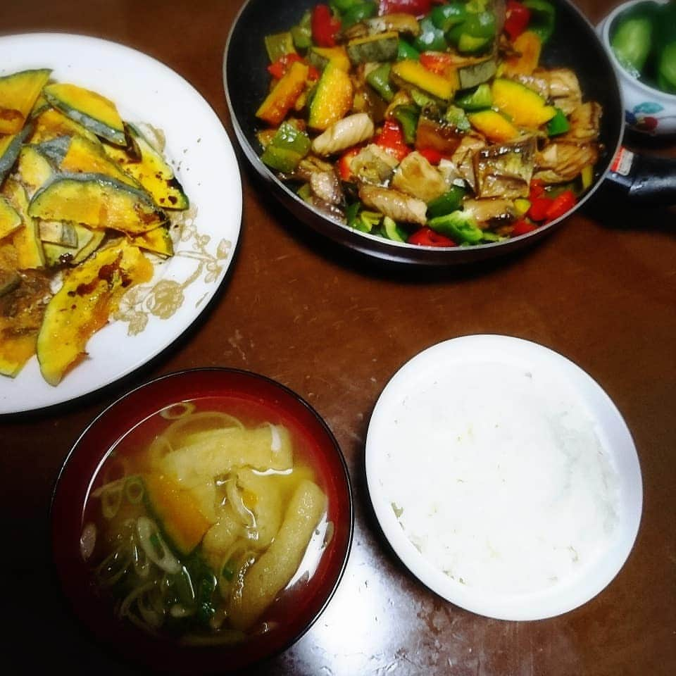 小原尚子さんのインスタグラム写真 - (小原尚子Instagram)「松田さん定食 (祖母がお世話になってる人) とても優しくて自家栽培の お野菜をお裾分けしてくれたり､ 昔はわんころ🐶と遊んだり 祖母が相談とか本当に色々 お世話になってるお家なんだけど かぼちゃ4玉と ピーマン沢山くれたのでそれらで 今日の献立です いつも感謝(｡>人<)可愛がってくれる 松田さん大好きって いつもおかんに叫んでる｡←」10月13日 19時20分 - naokoobara0817