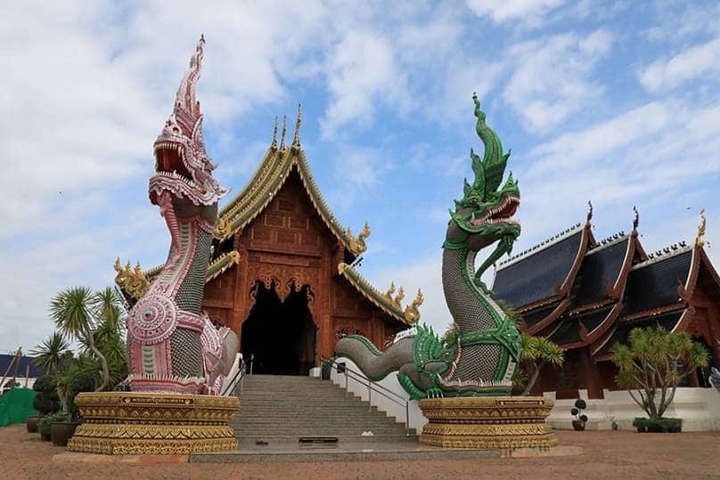 タイ国政府観光庁さんのインスタグラム写真 - (タイ国政府観光庁Instagram)「⠀ ／⠀ 🇹🇭タイでどこ行く❓何する❓⠀ 今月のオススメは...😎✨⠀ ＼⠀ ⠀ 📍チェンマイ⠀ 🌟今週のテーマ：今行くべきチェンマイの観光スポット⠀ ⠀ ⠀ チェンマイで今行くべき人気注目スポットは寺院「ワット・バンデン」🐲💕⠀ ⠀ 1894年に建立された「ワット・バンデン」は、その後改修工事を経て、1988年にランナー様式の伝統的で立派な建物に生まれ変わりました✨⠀ カラフルな色合いも特徴的🏳️‍🌈⠀ ⠀ 本堂の階段の両脇には、大きなナーガ（蛇神）像が並び、その他にも、シンハー（白いライオン）の彫像が守護神として配されています。大きな涅槃像も必見です‼️⠀ ⠀ 《アクセス》⠀ チェンマイ中心地から車で約１時間🚗⠀ ⠀ #タイ #チェンマイ #ワットバンデン #タイ寺院 #お寺巡り #フォトジェニック #こんなタイ知らなかった #もっと知りタイ #タイ旅行 #チェンマイ旅行 #インスタ映え #ファインダー越しの私の世界 #旅好きな人と繋がりたい #旅行好きな人と繋がりたい #海外旅行 #タビジョ #thailand #chiangmai #WatBanden #temple #amazingthailand #thailandtravel #thailandtrip #thai #thaistagram #lovethailand #genic_thailand #tabijyomap_thailand」10月13日 19時22分 - amazingthailandjp