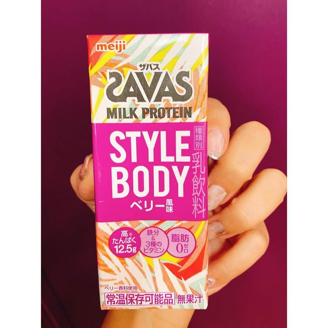 MariIryuさんのインスタグラム写真 - (MariIryuInstagram)「座るとき足の間に手を挟みがち。﻿ ﻿ ﻿ ﻿ ﻿ ﻿ SAVASのSTYLE BODYはもう飲んだ☺︎？﻿ 味はいちごみるくキャンディーを水で薄めた感じかな🍬← ﻿ ただ、従来の製品より低カロリー低糖質でタンパク質が12.5gは嬉しい🙏！﻿ 外出時プロテイン持ってないときはコンビニでここまでの内容のものが買えるなんて有り難い◡̈♥︎！﻿ マンゴー味も早く飲んでみたいなあ🥭﻿ ﻿ #筋トレ #筋トレ女子 #筋トレ初心者 #筋トレダイエット #筋トレ女子と繋がりたい #筋トレ部 #筋トレ好き #ジムニー #ジムニー女子 #プロテイン #プロテイン女子 #ザバス #ダイエット #ボディメイク #ジムトレ #ボディメイク女子」10月13日 19時31分 - marty2367