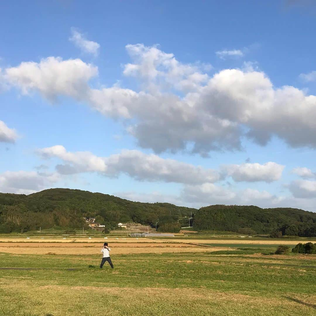 ヤマザキマリさんのインスタグラム写真 - (ヤマザキマリInstagram)「壱岐の古代の風情に佇む挙動不審な人」10月13日 19時30分 - thermariyamazaki