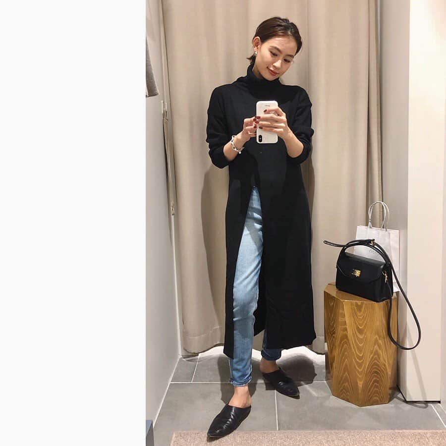 すがあいさんのインスタグラム写真 - (すがあいInstagram)「.﻿ ネイルかえにいってきた、そんなきょうの服🤞🏼﻿ このスリットワンピがかわいすぎて📸﻿ 大好きなアッパーのデニムとも相性ばっちり❤︎﻿ ﻿ @urs_official﻿ #urs_styling#urs_official#upperhights#denim﻿ #アッパーハイツ#ユアーズ#ママコーデ﻿ #ワンピース#タートルネックスリットワンピース」10月13日 19時40分 - suga__ai