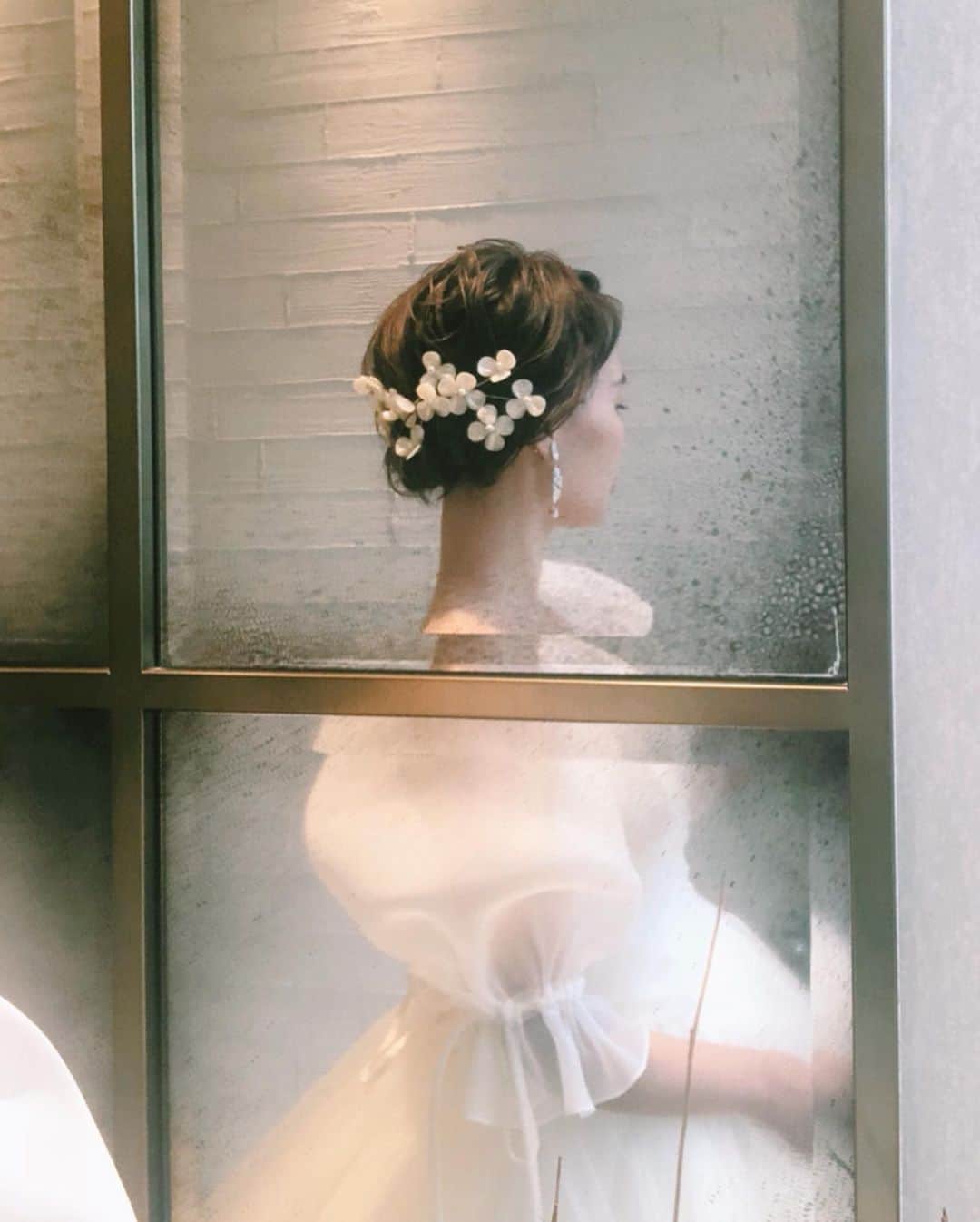 のインスタグラム：「wedding hairstyle 🕊 髪も本当に可愛くて〜 やってみたかった髪型、ありがとうございました♡ . . 皆さん、無事ですか？ 私は無事です 朝の晴天に喜べなかったのはいつぶりだろうか ニュースを見てぼーとするしかできなかった 自然災害の恐ろしさ強さを実感 これ以上の被害がない事を ただただ願います。」