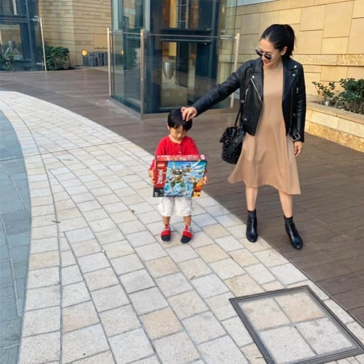 亀恭子のインスタグラム：「レザーJK・ワンピース・ショートブーツ… THE 王道 . . . 王道だけど、 かなり久しぶりにした感じがする。 私的コンサバ。 . . 今日は何の日でもないのに、 LEGOをせがまれて 折れて買ってしまった…苦笑 . . today's… #fashion #ootd #kkstyle #tokyo #kamescloset #jacket #acnestudios #onepiece #stunninglure #bag #jimmychoo #shoes #salvatoreferragamo #autumn #帰宅して #LEGO作りとrugby #せめぎ合い」
