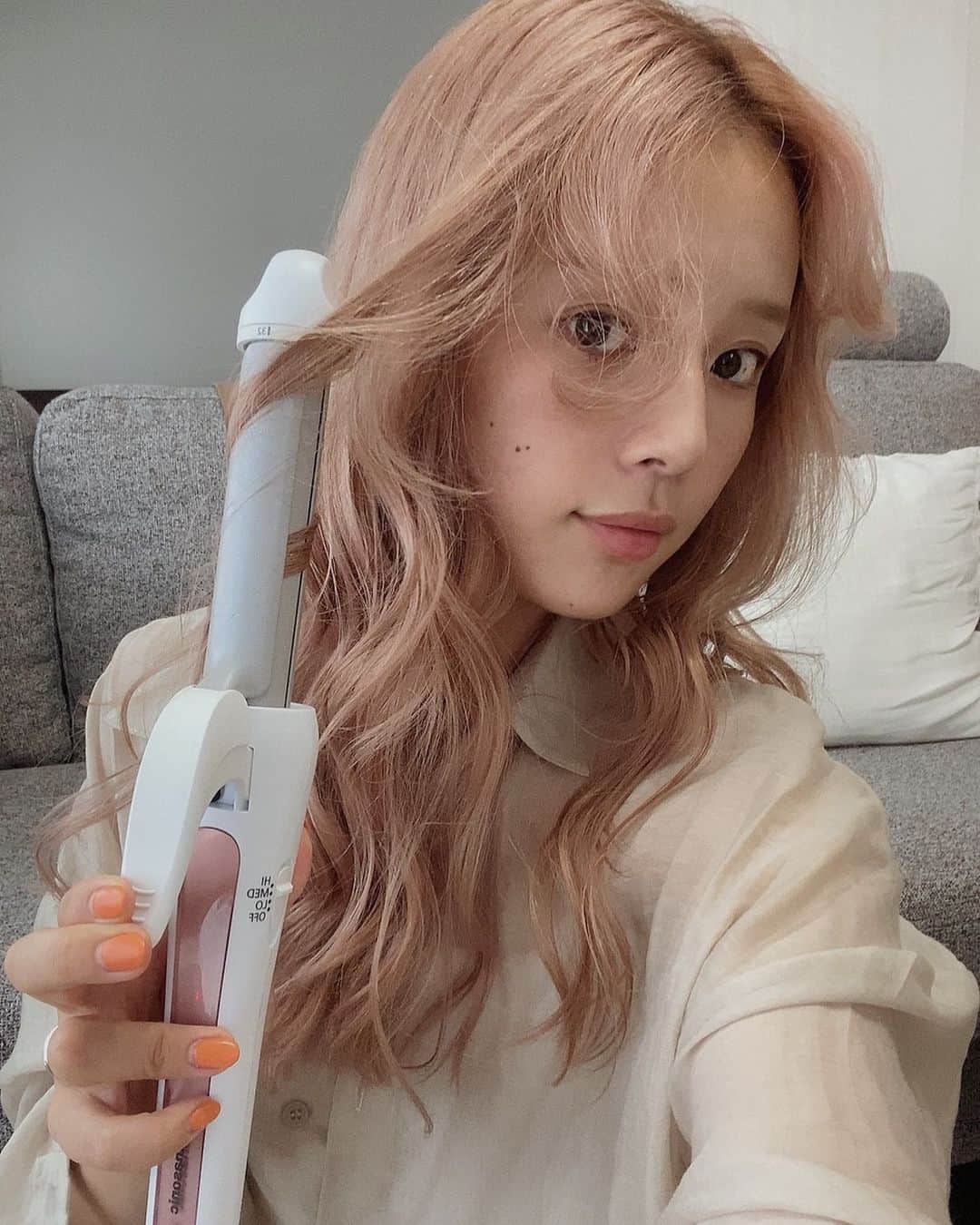 目見田早弥子のインスタグラム：「| 🌼 ひたすらストレートの日々なので 久しぶりに巻いてみた🐏 使ったのはPanasonicのカールアイロンです💛 １本で26mmと32mmの2wayなのが便利で驚き！ カール感もキツくなくて綺麗に巻けました◯ #パナソニックビューティ#パナソニックビューティ美容部#美容家電#PR#パナソニックビューティ社外美容部#カールアイロン @panasonic_beauty」