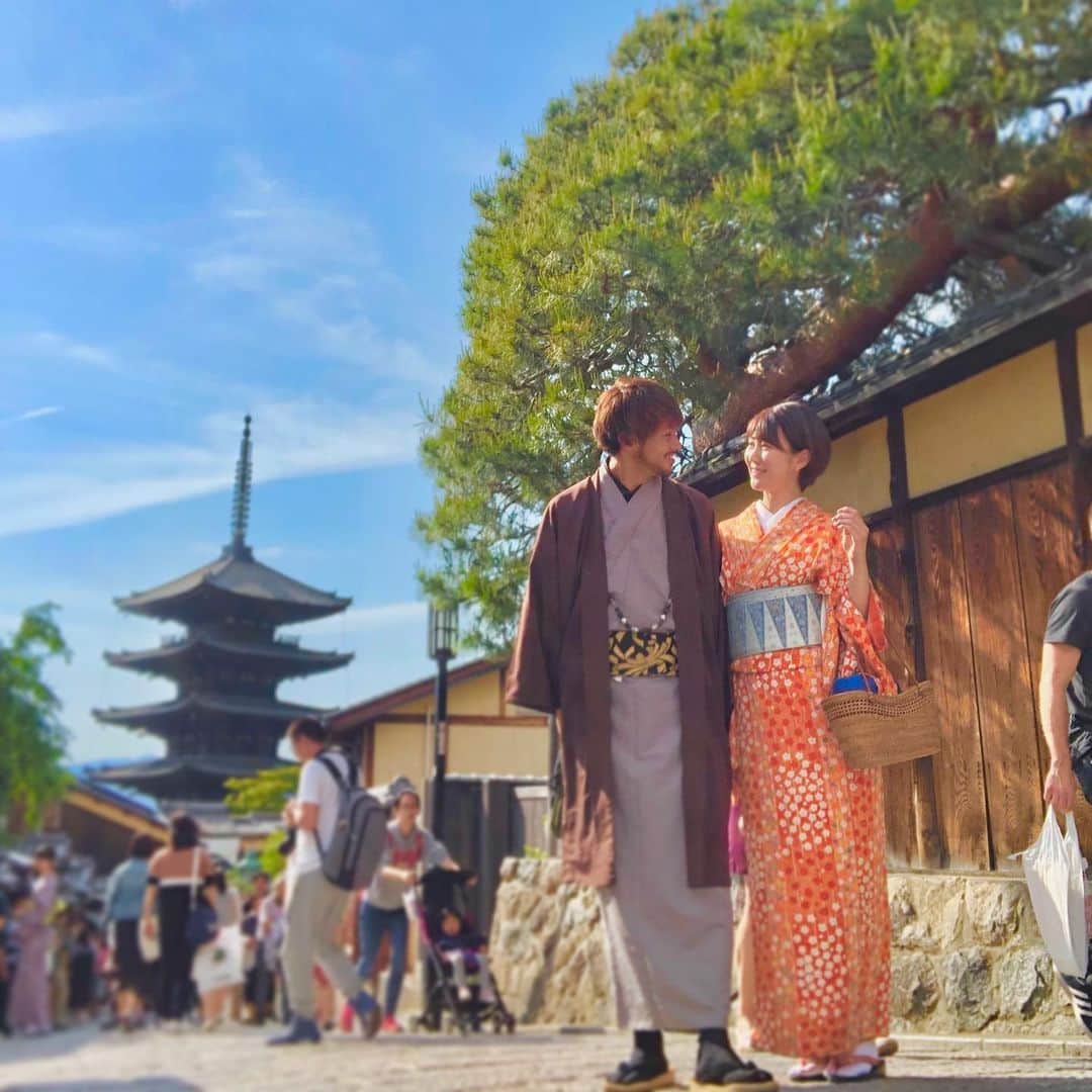 西木恵美里のインスタグラム：「私事で大変恐縮ですが、令和元年10月11日に愛媛FCの神谷優太さんと結婚致しましたことをご報告させて頂きます。  仕事を通じて出会い、彼のサッカーに向き合う姿勢や覚悟を決めた生き方に惹かれました。 特に、サポーターの皆様や、お世話になった方々への感謝を常に心に留めているところは本当に尊敬しています。  私は南海放送を退社後、少しの期間海外で暮らしていたのですが、日本でひたむきに努力する彼の存在や、かけてくれるひとつひとつの言葉が、私を支えてくれました。  私は、彼のことを支えます、と言い切れるほどできた人間ではありませんが、少しでも力になれるよう、努力し続けたいと思っています。  まだまだ未熟な２人ですが、この先もお互いに高め合い、小さな幸せを日々積み重ね、月並みではありますがいつまでも仲の良い家庭を築いていければと思います。  皆様には、温かく、ときには厳しく、見守っていただければ幸いです。  #神谷優太  #サッカーを全く知らない妻 #全くの定義とは #笑笑」