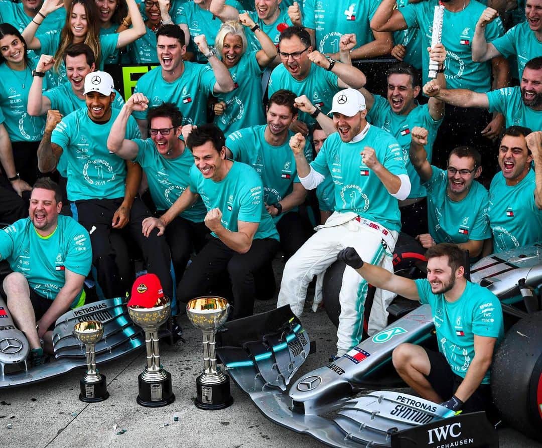MERCEDES AMG PETRONASさんのインスタグラム写真 - (MERCEDES AMG PETRONASInstagram)「To have the honour of winning a single @F1 World Championship is incredibly special. To win six of them. We have no words... This means the world to our people. Our friends. Our team-mates. Our Team! ❤️ • #ATeamComeTrue ⭐️ #MercedesAMGF1 #MercedesAMG #F1 #JapaneseGP #PETRONASmotorsports #VB77 #LH44」10月13日 20時02分 - mercedesamgf1