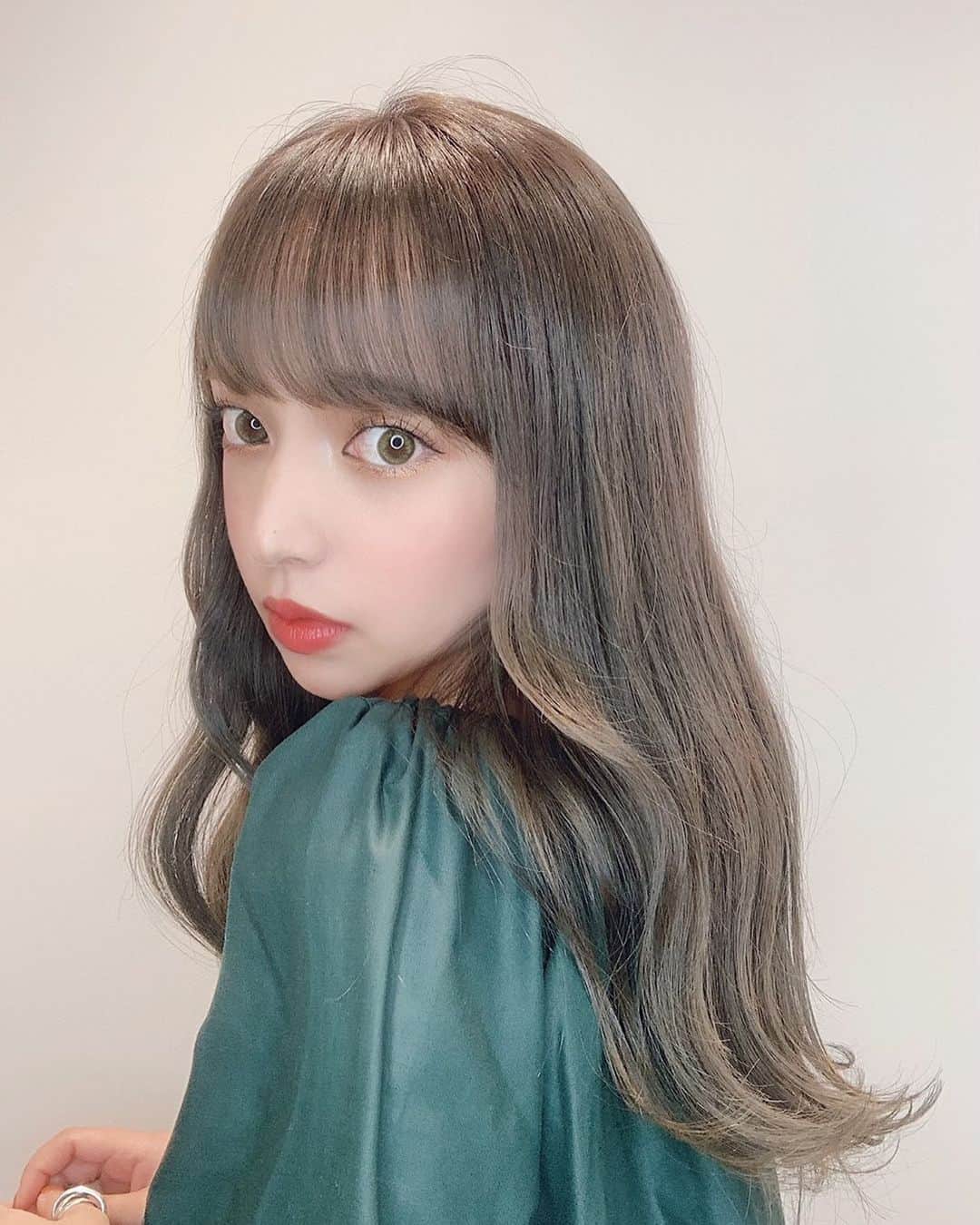 片山良平のインスタグラム：「New hair✂️💁‍♂️ カット&カラー&髪質改善ケア✨ 最近は少しベージュよりのカラーで秋冬モードへ👌 いつもありがとう🙏 #平尾優美花  #loness #ヘアスタイル」