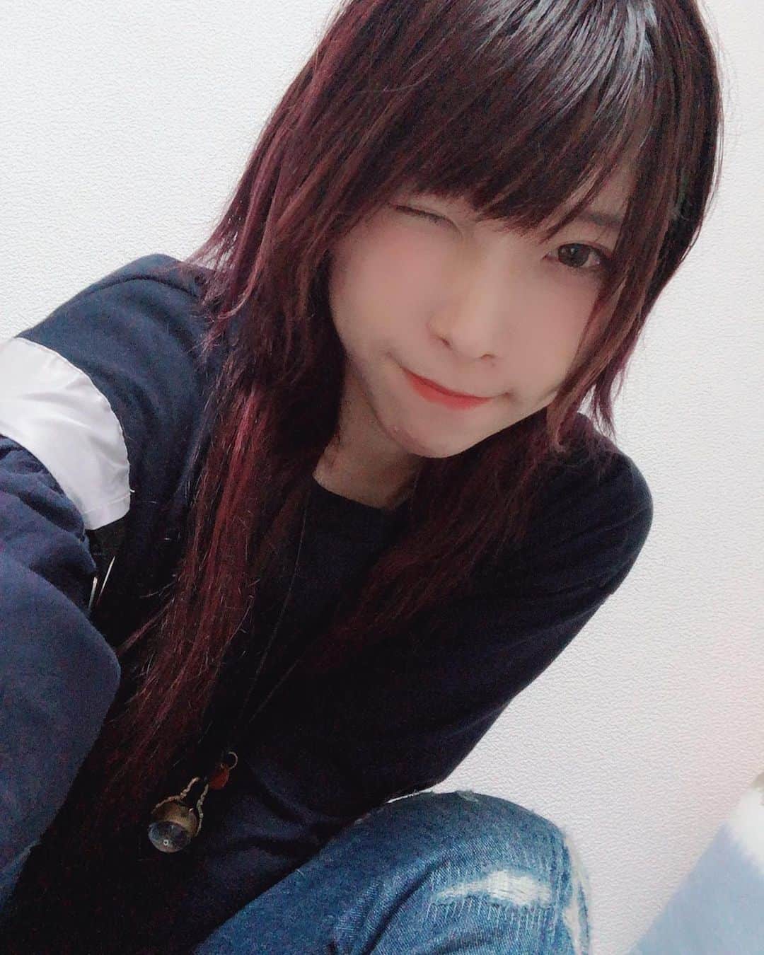のインスタグラム：「#ロングウルフ #赤髪 #シールエクステ  多分1週間くらいでとっちゃうかな。 長いのも楽しい。」