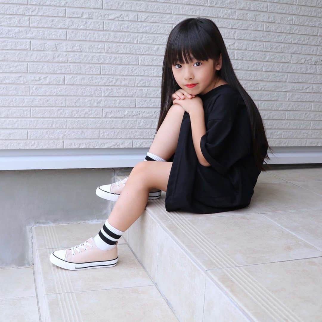 Akiのインスタグラム：「10/13 ・ 私だって頑張れば口閉じれるもん！！ の図👧🏻 #頑張れ出っ歯 ・ ・ ダイソーTシャツ(¥300)を買ってみたんだけど 母ちゃんには似合わなかったので 娘へお下がり👩🏻⇨👧🏻 ・ 通学服なんてさ ・ 絵の具とか 泥とか ミートソースとか わけわからんシミとか つけてくるし ・ ダイソーTシャツで十分じゃん☺️ あ、靴下もダイソーだわ🧦 ・ ・ おNEWの靴は  @urbancherry_ 👟 ・ 流行りのベージュの靴が プチプラで買えるのは嬉しすぎる🥰 ・ ・ ・ ・  @lifestudio_sendai  @branchsendai_official ☑︎サキ ☑︎7歳(小学1年生) ☑︎特技:みんなと仲良くなれること ☑︎都会に負けないぐらい仙台盛り上げ隊☺️✊ #ブランチキッズ2020」