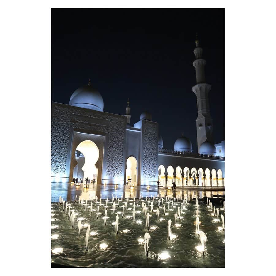 小林由佳さんのインスタグラム写真 - (小林由佳Instagram)「Real Arabian Night🧞‍♂️🌃⋆* ・ Day&Night both face are amazing beautiful!🕌 ・ ・ #そしてわたしは完全一致 #ラプンツェルの母 #mosque🕌 #世界一のペルシャ絨毯 #70パーセントウールって #世界一のシャンデリア #12tて #スワロフスキーいっぱいって #アラジン募集中👳🏻‍♂️」10月13日 20時24分 - yuca_tan