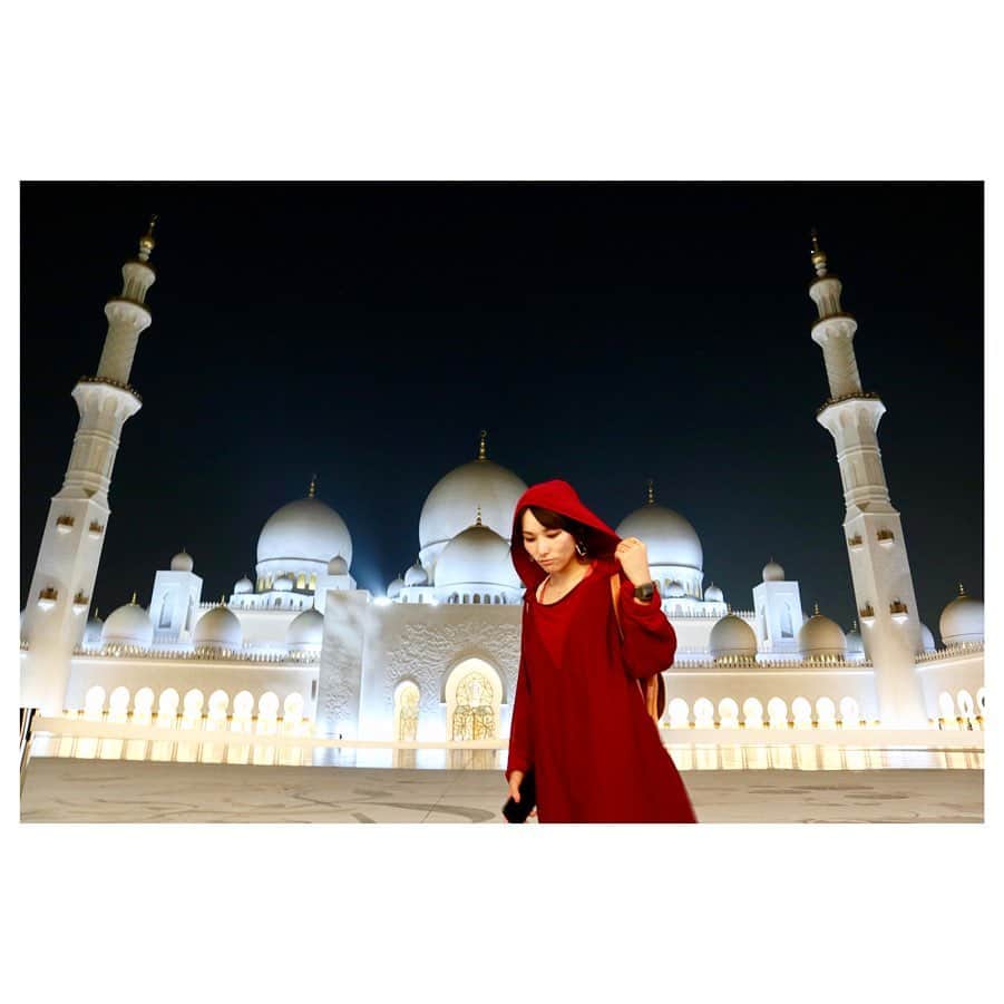 小林由佳のインスタグラム：「Real Arabian Night🧞‍♂️🌃⋆* ・ Day&Night both face are amazing beautiful!🕌 ・ ・ #そしてわたしは完全一致 #ラプンツェルの母 #mosque🕌 #世界一のペルシャ絨毯 #70パーセントウールって #世界一のシャンデリア #12tて #スワロフスキーいっぱいって #アラジン募集中👳🏻‍♂️」