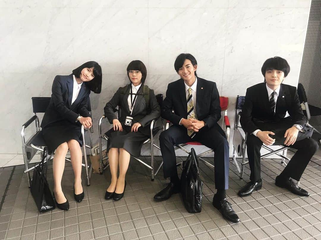 日本テレビ「同期のサクラ」さんのインスタグラム写真 - (日本テレビ「同期のサクラ」Instagram)「‪撮影の合間、それぞれマイペースに過ごしている花村建設2009年入社同期🌸‬ ‬第2話からはそれぞれの部署でみんな働くので、撮影中なかなか同期全員は揃いません😭 そんな中で4人発見‼️ 記念に✨はい、どうき📸‬ ‪ステキな笑顔😊 …ん？あれ、天音くーん！！！‬ ‪#同期のサクラ‬ ‪#第2話‬ ‪#10月16日‬ ‪#新田さんは社内お散歩中‬ ‪#高畑充希‬ ‪#橋本愛‬ ‪#竜星涼‬ ‪#岡山天音‬ ‪#天音くん‬ ‪#10枚に1枚‬ ‪#目を閉じてる説 ‬ #そこも可愛い」10月13日 20時34分 - douki_sakura