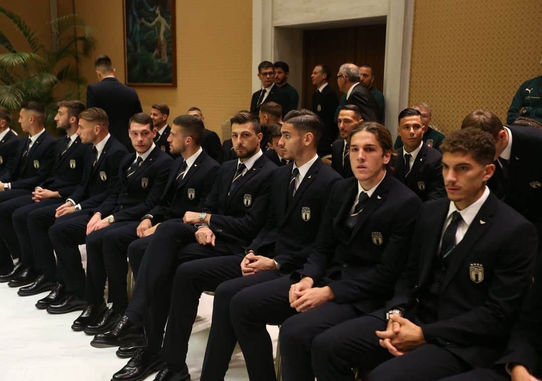 サッカーイタリア代表さんのインスタグラム写真 - (サッカーイタリア代表Instagram)「#Nazionale 🇮🇹 Gli #Azzurri in udienza da #PapaFrancesco 🇻🇦 🗣 #Gravina: "La Nazionale è perpetua testimonianza di valori"  La notizia 👉🏻 www.figc.it 🗣 Il #Pontefice ha ricevuto la delegazione guidata dal presidente federale, con il Ct Mancini lo staff e i calciatori. Il numero uno della FIGC: "La visita all’ospedale Bambino Gesù è stata un dono speciale"」10月13日 20時34分 - azzurri