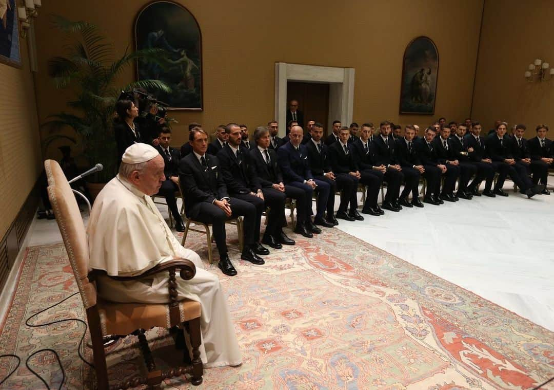 サッカーイタリア代表さんのインスタグラム写真 - (サッカーイタリア代表Instagram)「#Nazionale 🇮🇹 Gli #Azzurri in udienza da #PapaFrancesco 🇻🇦 🗣 #Gravina: "La Nazionale è perpetua testimonianza di valori"  La notizia 👉🏻 www.figc.it 🗣 Il #Pontefice ha ricevuto la delegazione guidata dal presidente federale, con il Ct Mancini lo staff e i calciatori. Il numero uno della FIGC: "La visita all’ospedale Bambino Gesù è stata un dono speciale"」10月13日 20時34分 - azzurri