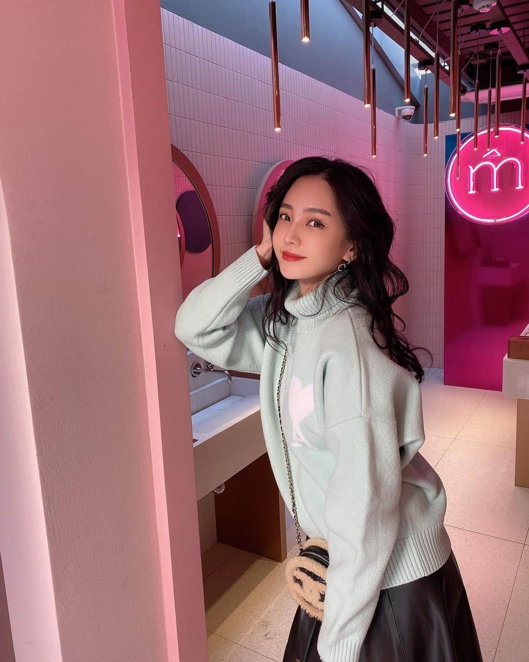 megbabyのインスタグラム：「I’m here for the pink 💗💓💗💓💗みんなにはやくPHアンプル届けたいな🥺💕　#VilladeMurir」