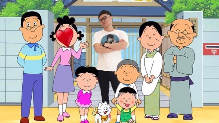 岡下雅典のインスタグラム：「明日いよいよ単独ライブです‼️置きチケなどまだいけますので言うて下さい😘  先日久しぶりに実家帰って家族写真撮ったぁ〜😆✨ 父さんも母さんも歳いったなぁ〜💦 タマ(猫)は安定の可愛さ💕 ちなみに姉さんは顔出しNGだそうです😅  #単独ライブ ＃無限大ドーム #21時 #ゲスト #GAGさん ＃ニューヨーク」