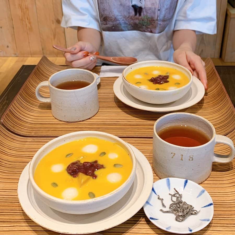 のインスタグラム：「【吉祥寺　Shower Party Cafe】 かぼちゃおしるこが食べられるお店！ ㅤㅤㅤㅤㅤㅤㅤㅤㅤㅤㅤㅤㅤ 🏠#吉祥寺　#シャワーパーティーカフェ 🚶‍♂️吉祥寺駅徒歩5分 📖かぼちゃとさつまいものおしるこ ほうじ茶付き(1050円)×2  かぼちゃとさつまいもを牛乳で煮込んだやつ。 優しい味。かぼちゃの味かなりしっかりする。 ㅤㅤㅤㅤㅤㅤㅤㅤㅤㅤㅤㅤㅤ 見た目もかわいい白玉入り。 かぼちゃのスープ感。 タネ独特だ笑 ㅤㅤㅤㅤㅤㅤㅤㅤㅤㅤㅤㅤㅤ おしるこだからご飯とスイーツの中間みたいな感じかな。 ㅤㅤㅤㅤㅤㅤㅤㅤㅤㅤㅤㅤㅤ ほうじ茶でしめるの最高。ドリンクはほうじ茶から変更可能。 ㅤㅤㅤㅤㅤㅤㅤㅤㅤㅤㅤㅤㅤ ヘルシーだし美味しいし、風邪ひいてないのに治りそう。 ㅤㅤㅤㅤㅤㅤㅤㅤㅤㅤㅤㅤㅤ 店内雑貨屋ぽい雰囲気。 服屋さん併設のカフェ(しきられてる) ㅤㅤㅤㅤㅤㅤㅤㅤㅤㅤㅤㅤㅤ スイーツは他にもガトーショコラやタルトなんかある。 ㅤㅤㅤㅤㅤㅤㅤㅤㅤㅤㅤㅤㅤ 落ち着いた雰囲気で、お客さんの年齢層は割と高めの穴場カフェ。 10テーブルあって女性お一人様おおい。 男性は夫婦でいたな。 ㅤㅤㅤㅤㅤㅤㅤㅤㅤㅤㅤㅤㅤ かぼちゃとさつまいものおしるこって珍しいし、少し肌寒くなった今の季節にぴったり! かぼちゃ好きにはほんとオススメ！ かぼちゃ巡りにどうぞ〜 ㅤㅤㅤㅤㅤㅤㅤㅤㅤㅤㅤㅤㅤ 営業時間11:00〜20:00」
