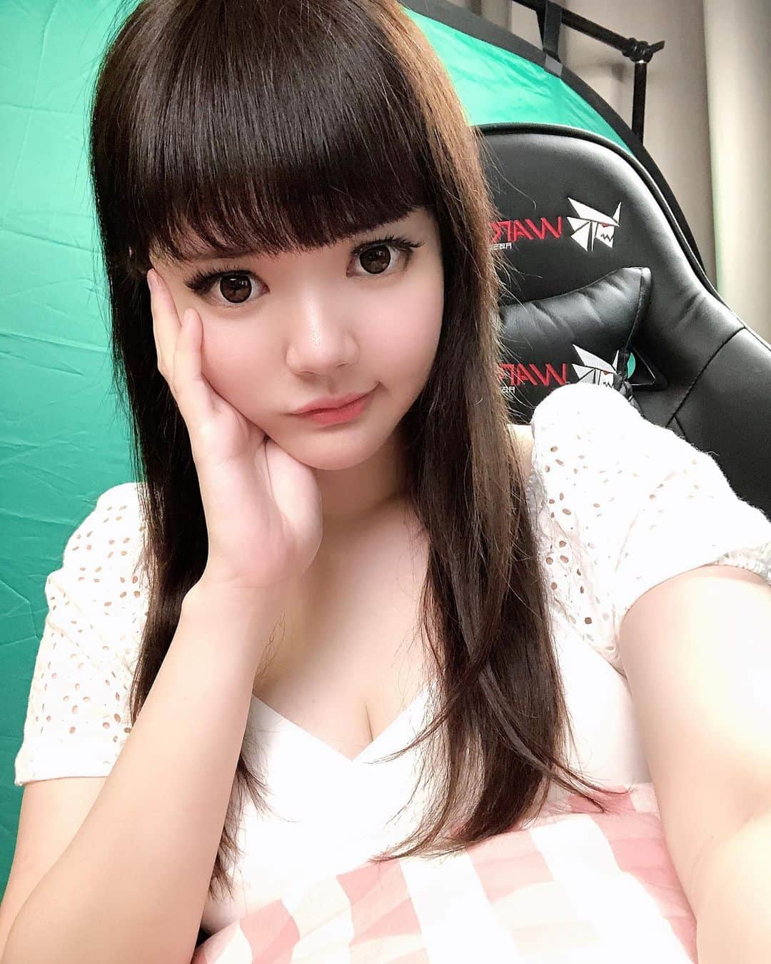 YingTzeさんのインスタグラム写真 - (YingTzeInstagram)「Hey Guys ! Today’s PUBGM stream will start at 8.30pm-12.30am at my Facebook Page ! ❤️ _ Start late because I want to watch Mobile Legends Evos VS RRQ Match before I start streaming . 🤣 See you later alright ! #blessed #ytzgaming」10月13日 20時51分 - yingtze