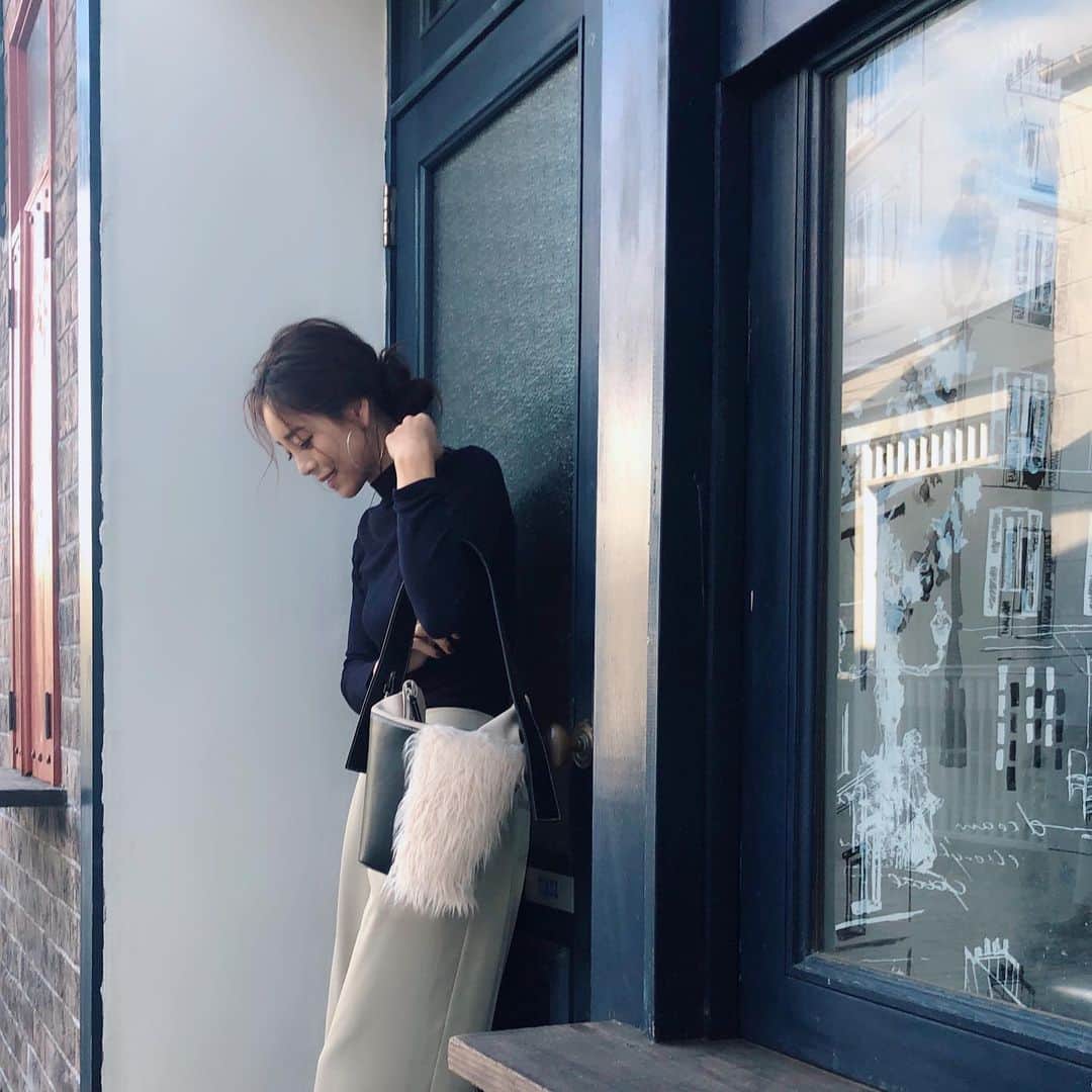 大桑マイミのインスタグラム：「今日の撮影に同行した娘がカメラマンさんから影響を受け撮影した写真。 phot by eden  お気に入りの　@vasic_japan のbag & @styledeli_official のタートルニット vasic2019a/w もどれも素敵すぎたのだけど、こちらのbag💁‍♀️形も素材の組み合わせもタイプ。一目惚れ〜 #vasic_aoyama」