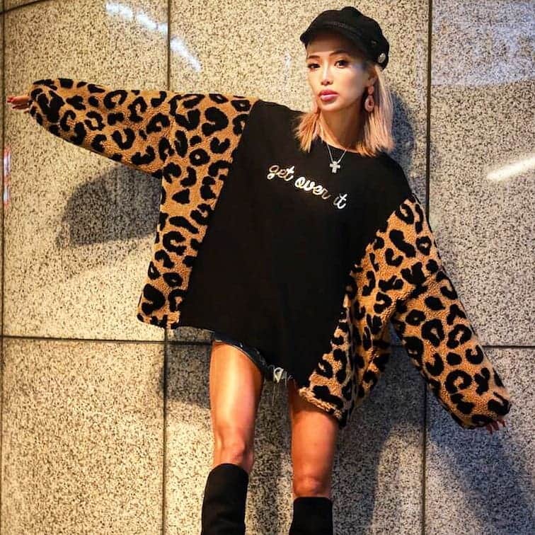 のインスタグラム：「. .秋晴れ最高～♡♡ .今日は台風一過で東京はめちゃくちゃ天気よくて過ごしやすかったです‼💓 . .今回の件で改めて近所の友達に感謝でした😊✨都内が地元じゃないのに、いまの家住んでから近所にお友達いっぱい出来てん💙💛 . .こんな私なんかにみんな優しく接してくれたり、街で会ったら知り合いは声をかけて手をふってくれる(⁎˃ᴗ˂⁎) . .年齢も小学生からお年寄りまでバラバラで仲良しやねん😂💓友達には不思議られるけど、地元民みたいに馴染んで助けてもらってる💛💙 . .その方々は私のSNSやメイク姿すらほぼ知らないほど😂😂 . .愛されてますな😭💓私も返せるくらい頑張らなきゃ(๑•ᴗ•๑)♡✨💕 . .台風で心配してくれた方ありがとうございました😭‼私は大丈夫です♥♥むしろ、被災にあった方は心配です… . .#天気の子 見たから本当に東京はあんな風になると思ってた😣😣 #新海誠監督 は未来を予測できる人だと思ってる😂w 今年の夏は雨ばっかやったし、最近自然災害が多くなってきてるから日本どうなる。。 . . . . . . . . . .#台風一過 #秋ファッション #ニーハイブーツ #キャスケット #自然災害は怖い #レオパレード #オシャレ」