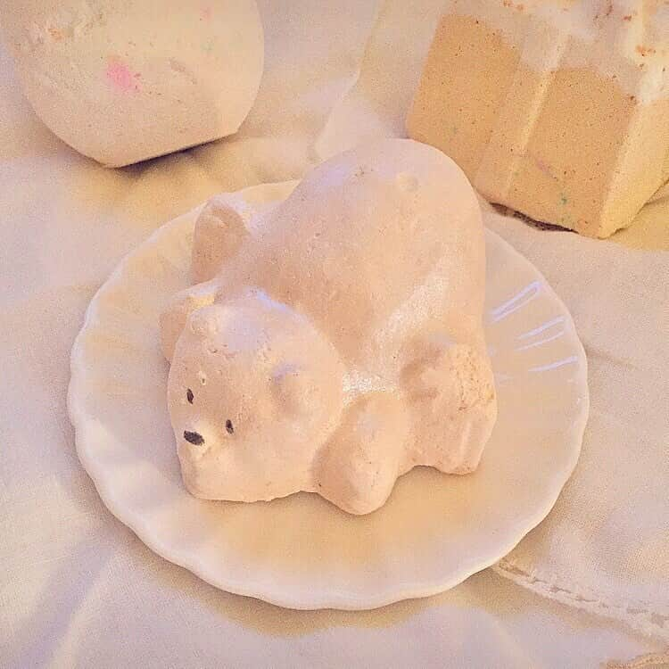 RiLiさんのインスタグラム写真 - (RiLiInstagram)「. 今年のLUSHのバブルバスは ホッキョクグマさん🧸❄ 使うのがもったいない かわいさだよね🙊💕 . . 写真は @laura__mercier__ さん💕 ． . ❣ ❣ ❣ ❣ ❣ アプリやSNSで掲載させていただくお写真募集中😘📸 かわいいコーデやアイテム、注目スポットなどが撮れたら、#rili_tokyo  を付けて投稿❗ . #rili #秋 #lush #ラッシュ #バブルバス #入浴剤 #バスタイム #くまさん # #お洒落さんと繋がりたい #おしゃれさんと繋がりたい」10月13日 21時00分 - rili.tokyo