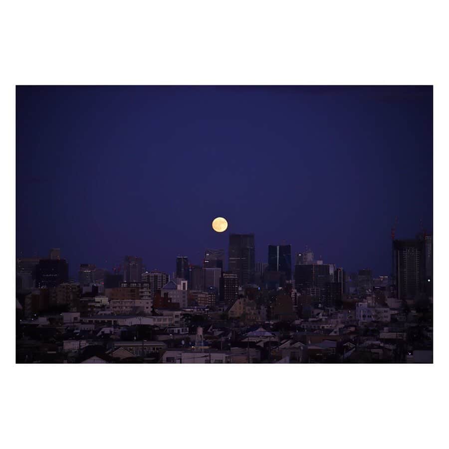 四宮吏桜さんのインスタグラム写真 - (四宮吏桜Instagram)「稽古で月が綺麗だからって携帯持って意気揚々と構えても。 やっぱり肉眼の方が綺麗に見えたわけで。 美しさをiPhoneでは収めることが出来ず。。 半分諦め月をバックにみんなと写真を撮りました🤣  でも… #愛ボク の公式に上がった月の写真が…もうめちゃくちゃ綺麗で！！ 比較写真載せときましたわ。 映えさせたかったのに…。 やっぱ一眼には勝てないな…← #月 #みんな #真剣に #写真を撮る中 #こちらは #写真タイム  #眺めてる #背中の #さやかさんと #加賀谷さん  #タグ付けしましたww」10月13日 20時57分 - rio_s_0221