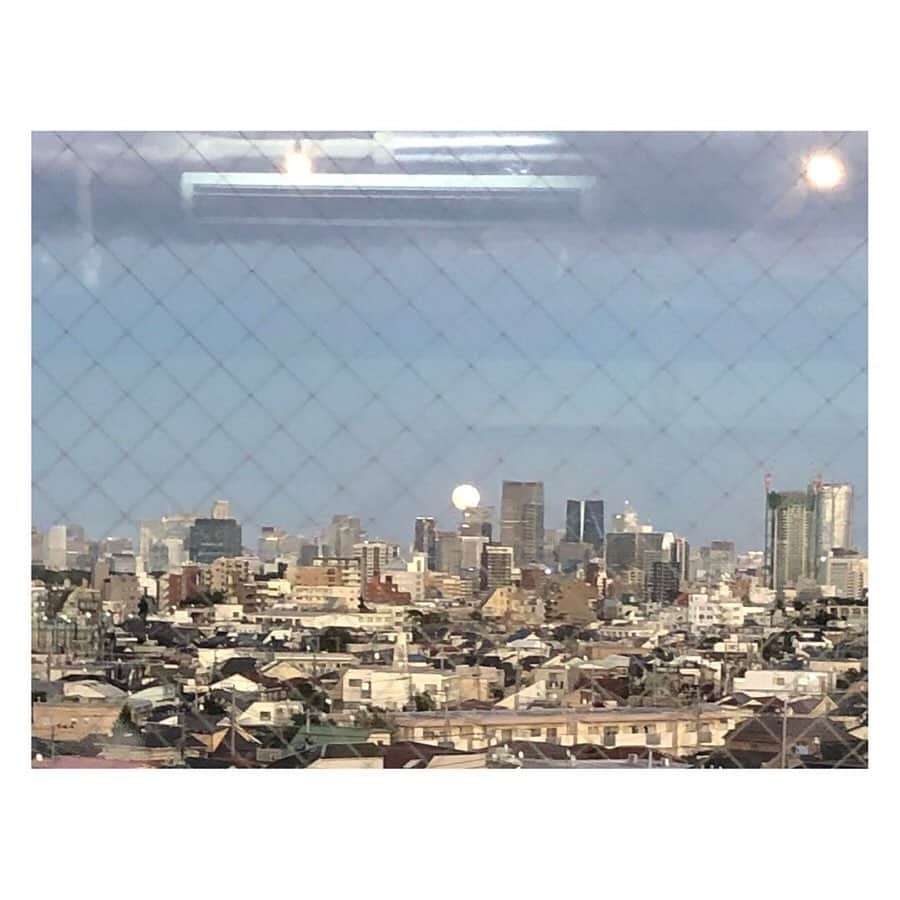 四宮吏桜さんのインスタグラム写真 - (四宮吏桜Instagram)「稽古で月が綺麗だからって携帯持って意気揚々と構えても。 やっぱり肉眼の方が綺麗に見えたわけで。 美しさをiPhoneでは収めることが出来ず。。 半分諦め月をバックにみんなと写真を撮りました🤣  でも… #愛ボク の公式に上がった月の写真が…もうめちゃくちゃ綺麗で！！ 比較写真載せときましたわ。 映えさせたかったのに…。 やっぱ一眼には勝てないな…← #月 #みんな #真剣に #写真を撮る中 #こちらは #写真タイム  #眺めてる #背中の #さやかさんと #加賀谷さん  #タグ付けしましたww」10月13日 20時57分 - rio_s_0221