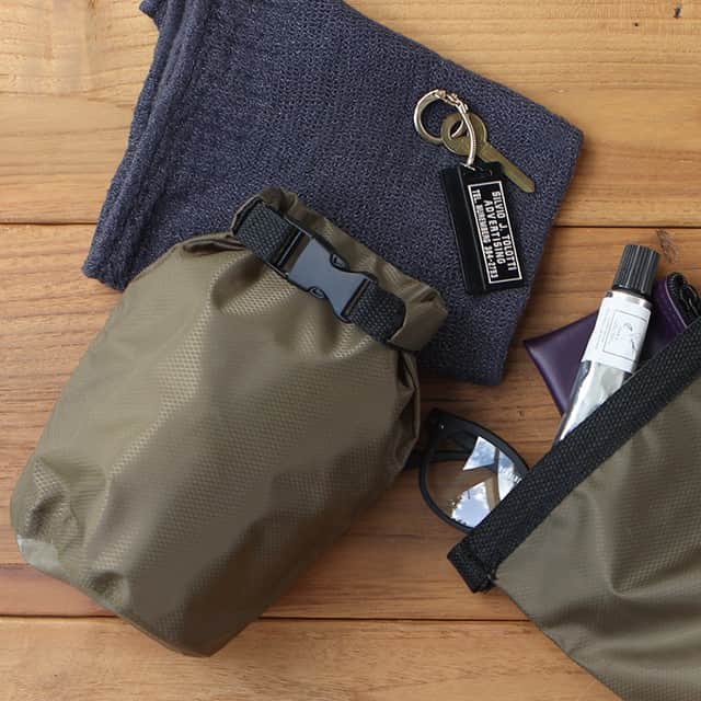 のインスタグラム：「. 何かと便利な防水ドライバッグ「KIKKERLAND｜WATERPROOF DRY BAG」 . ─────────────────── キナリノアプリでは素敵な情報とアイテムを、 毎日お届けします。 →ダウンロードはプロフィールリンクから ─────────────────── . 防水加工が施されたナイロン加工のドライバッグ。 口の部分を折り返してバックルを留めるのが特徴で、男女問わずお使いいただきやすい色味と、シンプルなミリタリーな雰囲気のデザインが魅力です。 容量は1.5リットルとコンパクトサイズ。お財布やスマホ、ハンカチなどを入れて持ち歩くのに便利なサイズ感です。コンパクトに畳んで丸めれば、持ち運びもとっても簡単。 アウトドアはもちろんのこと、雨の日のポーチや、ランチバッグなどとしても活躍してくれます。 いつものバッグにひとつ忍ばせておけば、突然の雨やいざという時に大切な物を守ってくれますよ＊ . ▶︎こちらのアイテムはキナリノアプリで販売中！ 「お買いもの」→「インスタグラム掲載」から、インスタグラムでご紹介したアイテムをご覧頂けるようになりました。 アプリを最新版にアップデートのうえ、お買い物をお楽しみください。 . #ドライバッグ #雨の日 #秋コーデ #お出かけ #ミリタリー #Piudiaranciato #CDCGENERALSTORE #KIKKERLAND #drybag #ootd #instafashion #丁寧な暮らし #暮らし #キナリノモール #キナリノ . https://kinarino-mall.jp/item-32897」