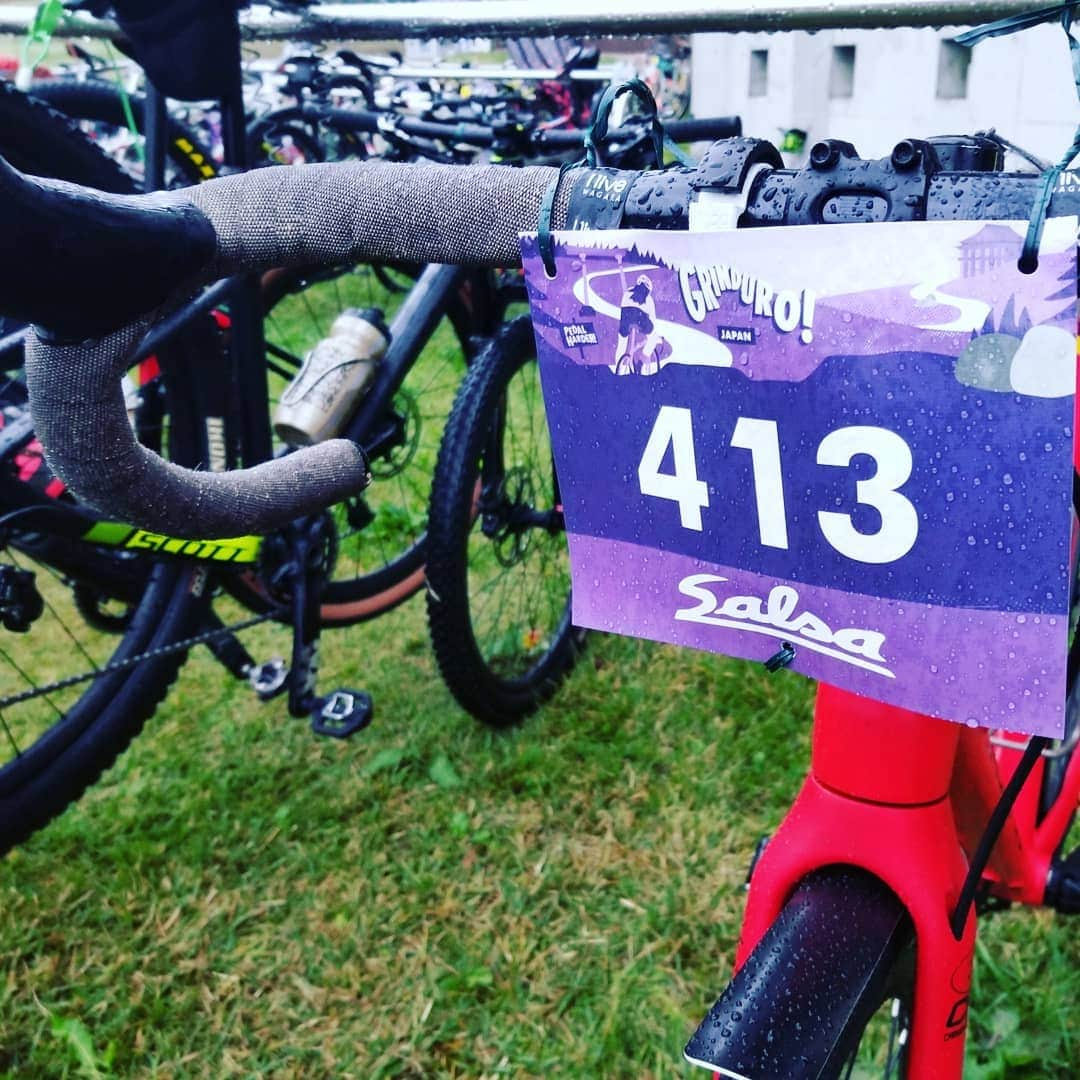 山下晃和さんのインスタグラム写真 - (山下晃和Instagram)「【BICYCLE&RACE】台風が大きな被害をもたらした 被災された方々を思うと心が痛みます  その前に海外からやって来た日本初開催のグラベルロードRACEであるGrinduro JAPANが無事に終わりました  ちょっと前に体調を崩して、鼻水っ垂れになり、まして超大型台風ということでジムニーで転倒したりしないか。辿り着けないのではないか？など。 行くか、行かないか迷ったときに自分のことばかり考えていたことに気づきました  イベントをGOしたスタッフ、ボランティア、それから一緒に走るクレイジーな選手たち（海外からも来ている！）の気持ちを考えたら、とりあえず会場に行かなくちゃ！事故は起きる前に考えるのではなく、起きてから対処するときこそ強くなれる。そう信じて。  また、みんなに会いたいという気持ちをエネルギーにね。  走ったらコースも最高だし、フードも、ドリンクも、音楽も、雰囲気も想像以上だったし、歴史的な1ページに参加できたことが何よりヨカッタです  帰りは通行止め多数、まわり道、上信越ストップ、途中コンビニにはパンやおにぎり無く、過酷でしたが無事に帰宅できました  感謝！  #GRINDURO #GRINDUROJAPAN #写真ほとんど撮れなかったけど #充実でした #グラインデューロ #Thompson @thompson_japan  @thompsonbikes  #グラベルロード #R9300 #トラウト君 #で転けることなく完走できた #もう少しタイヤ太いのを付けたかったかな #でも走れたからまあいいか #キャリア #キャリア付き #GIRO #APIDURA」10月13日 21時16分 - travel_akikazoo