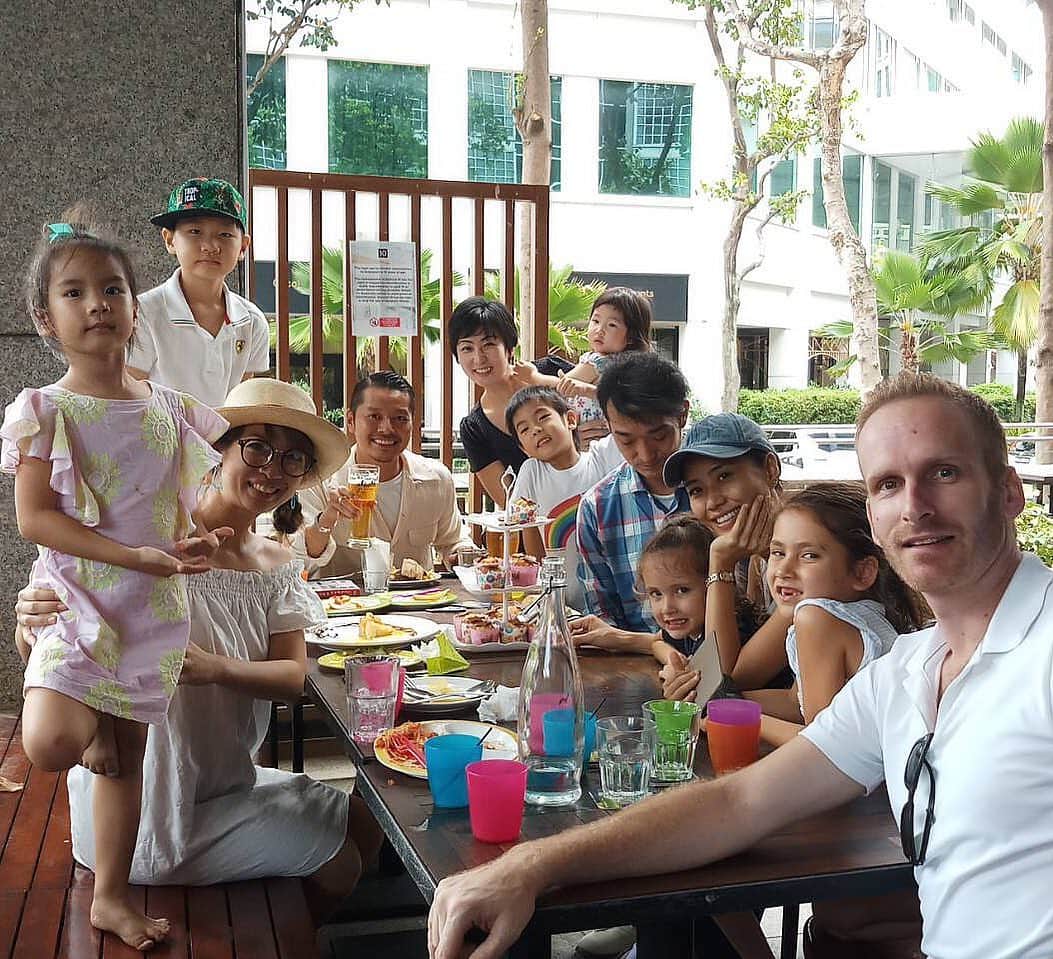 高田朋佳さんのインスタグラム写真 - (高田朋佳Instagram)「“This is my first birthday in Singapore!! Thanks my Singapore family!!” ———————————————————————— #familyfirst  #newcolonialstyle #jetset #singapore #luxuryresort #colonyclothing #singaporelife #singaporestyle  #lifestyle #fashion #jacketstyle #asianstyle」10月13日 21時17分 - tomoyoshi_takada