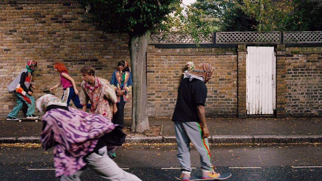 グッチさんのインスタグラム写真 - (グッチInstagram)「For the #GucciGrip collaborative project, a cast of skaters including @danfishereustance, @kasperkapica, @samseggsandham, @antipop_  and @biig_ashh_  is captured by photographer @clementine.schneidermann in their own London neighbourhood. All stories are tied up by Grip, @alessandro_michele’s new genderless watch design. Film by @josephhofmann and edit by @benfitz. Discover more through link in bio.  @alessandro_michele #AlessandroMichele」10月13日 21時17分 - gucci