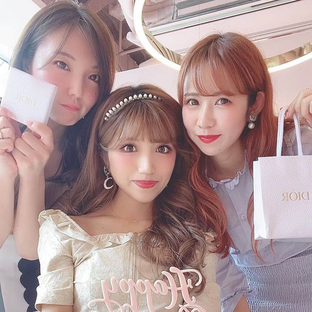 tomomi ❤︎ よしはしともみ ❤︎さんのインスタグラム写真 - (tomomi ❤︎ よしはしともみ ❤︎Instagram)「. . 🎀MY ANGEL👼🏻SHIODOLL HB🎀 . 今年もお決まりのSMTtokyoで しおのバースデーパーティーをしたよ🧚🏻‍♀️💭 毎年恒例のオーダーメイドケーキ🎂 いつもお世話になってる @anniversary.cake.sugar でお願いしたよ💐💕 . 今年のプレゼントは @dior のヘアバレッタ🛍 自分で買おうとしてたものだったみたいで 去年同様いいリアクションもらえて大満足💍 2年連続本当に欲しかった物を 当てたうちらすごくない？？🥺💗笑 . #smttokyo #birthdaycake #birthdaypresent #birthdayparty #ordermadecake #tokyocafe #dior #anniversaryaoyama #東京カフェ #赤坂カフェ #バースデーパーティー #バースデーケーキ #オーダーメイドケーキ #オリジナルケーキ #バースデープレート #誕生日ケーキ #誕生日プレゼント #誕生日プレート  #アニバーサリー青山 #韓国風カフェ #ピンクカフェ #フラワーケーキ」10月13日 21時12分 - tomomi_yoshihashi