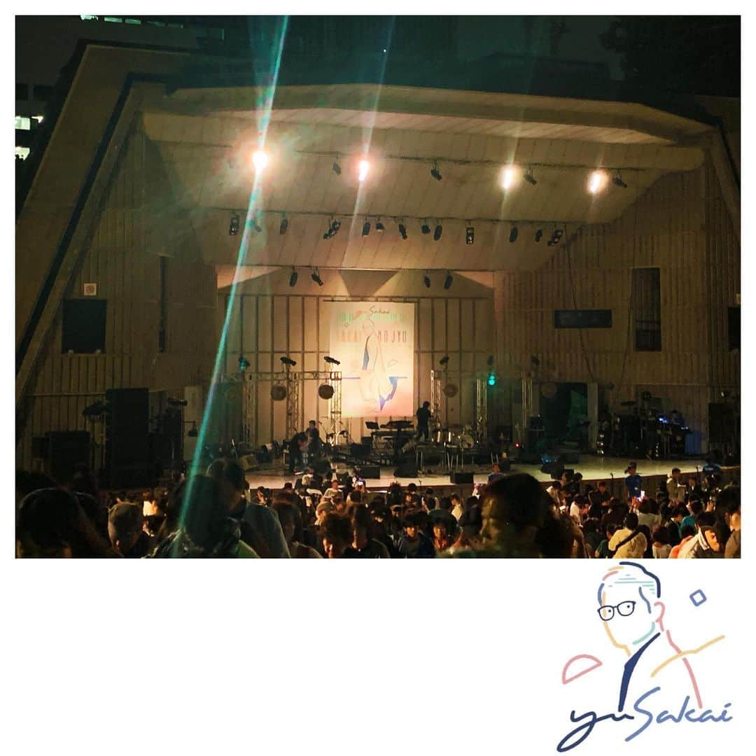 のインスタグラム：「さかいゆうさんの10th Anniversary Special Live“SAKAIのJYU”に行ってきました😌💐 昨日は台風で開催されるかも心配だったけど無事開催ということでぼっち参戦！！！ この写真は遠くからだけど7列目🧸💞 豪華ゲスト様も勢揃いで… 秦基博さんとのコラボ曲【ピエロチック】をライブで聴ける日がくるだなんて思ってもいなくて嬉しかった〜🥺💞💞💞 久しぶりのさかいゆうさんのライブで、大好きな曲ばかりで泣いたー😭😭😭 新曲も素晴らしかった🥺✨ 野外でのライブを観るのは初めてで、 金木犀の香りがふわっとしながらライブを観ることができたの凄く幸せだったな〜🌼 素敵な時間でした✨  語彙力ないから感動を表現できないの辛いな〜  #さかいゆう #日比谷野外大音楽堂」