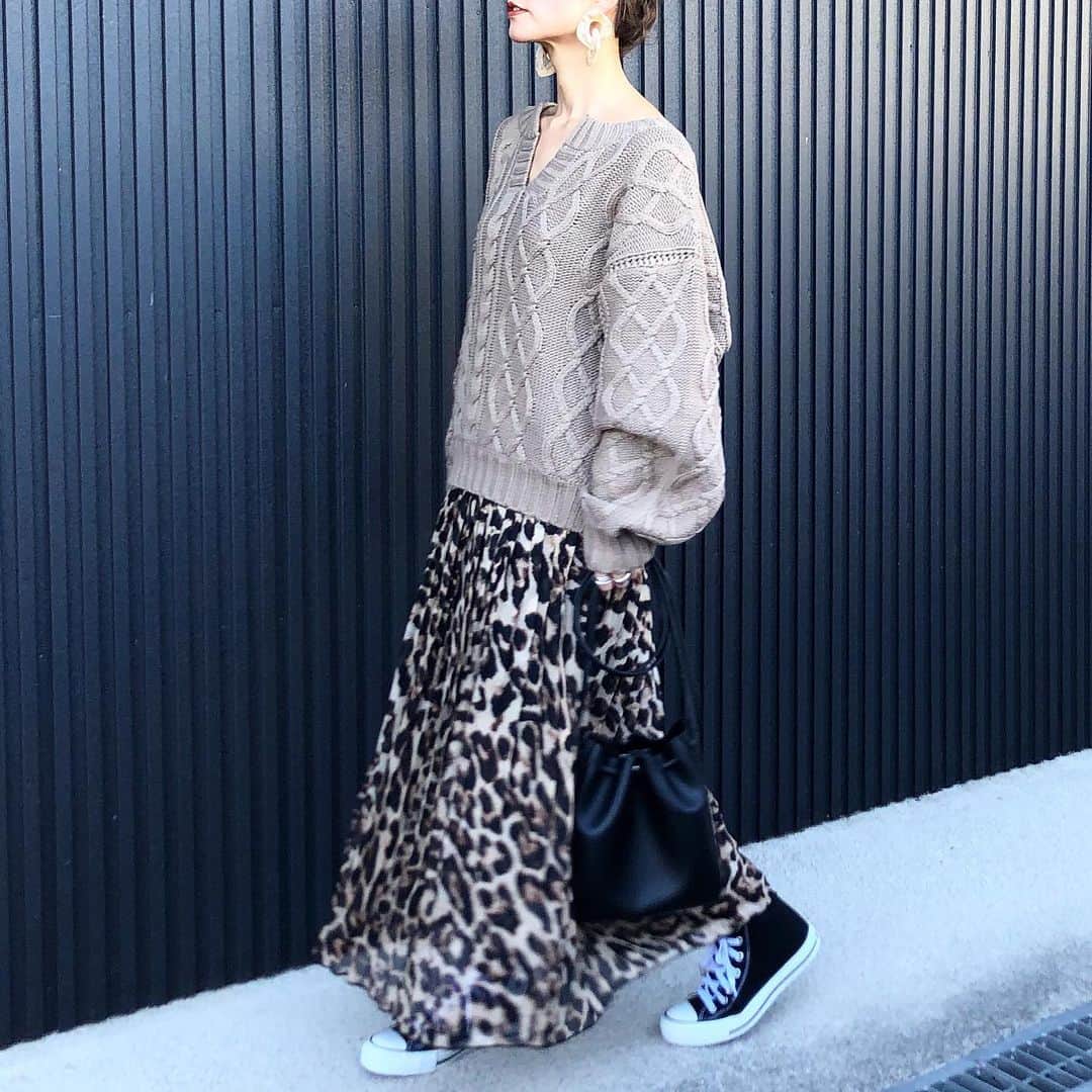 のインスタグラム：「10月13日(日) . . 大好きな @titivatejp の#ケーブル編みキーネックニットプルオーバー 🧶 . デザインがめちゃ好きだし合わせやすい( ¨̮ )‪︎❤︎ . このニットね、20%offクーポン対象商品だよ(⸝⸝⸝ᵒ̴̶̷ ⌑ ᵒ̴̶̷⸝⸝⸝)✨ ぜひサイトチェックしてみてー\\(◡̈)/♥︎ . #titivate #titivateコーデ #titivatestyle #ティティベイト #kaumo_fashion #locari #ponte_fashion #ootd_kob #r_fashion #mineby3mootd #おちびコーデ #おちびの輪 #低身長コーデ #プチプラコーデ #シンプルコーデ #アラフォーコーデ #155cmコーデ #大人カジュアルコーデ #オトナカジュアル #黒コン #スニーカーコーデ #ヒョウ柄スカート #ヒョウ柄コーデ #キーネックニット #ワントーンコーデ #ベージュコーデ #巾着バッグ」