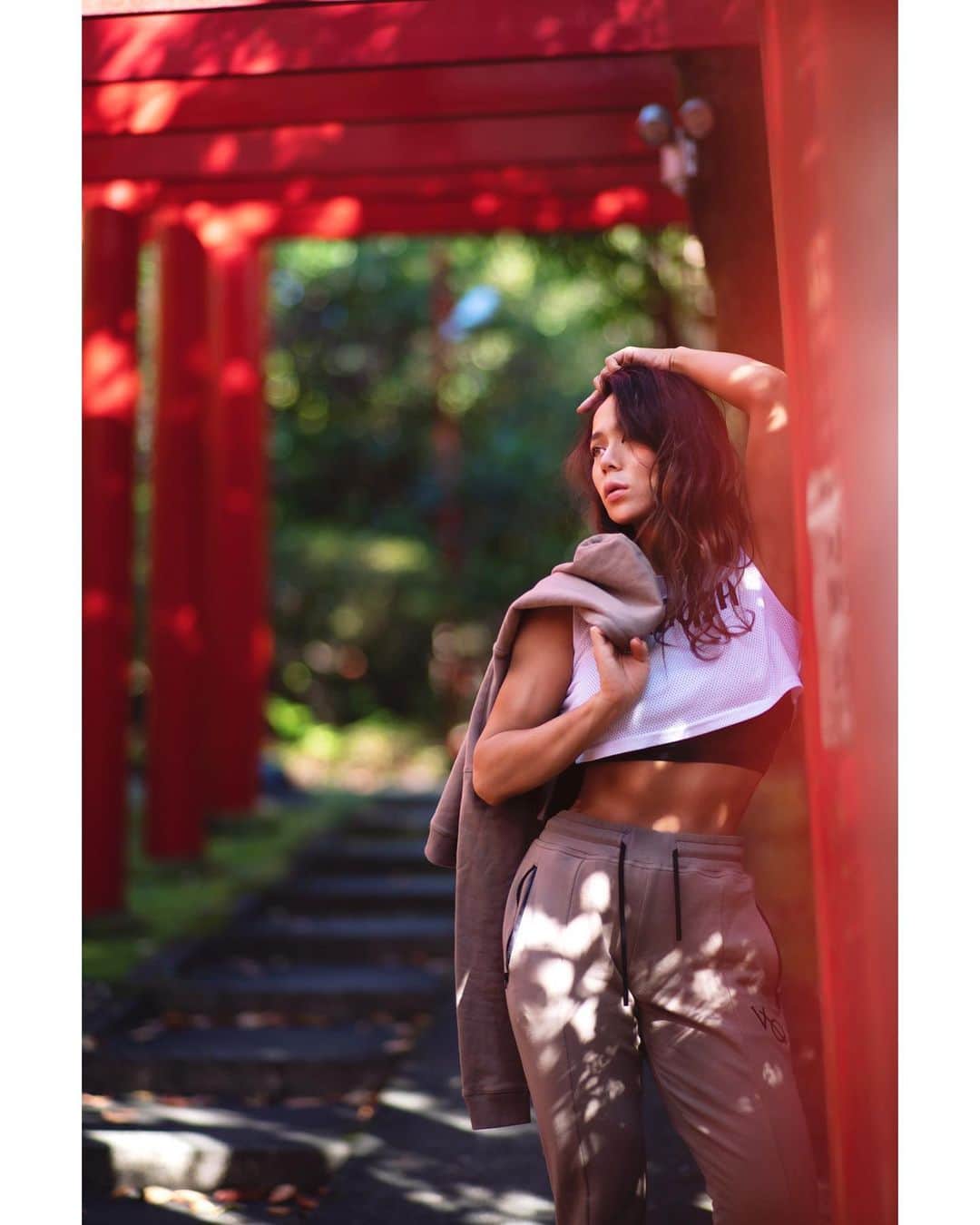 のインスタグラム：「・ ・ I've never stopped learning. There are lots of things to absorb knowledge. If I give up, it's over.  By having a lot of experiences and learning people develop both personally and mentally. ・ 学ぶことを知っている人は誰のせいにもしない。  学ばない者は人のせいにする。 自分に何が足りていないかを考えないから。  学びつつある者は自分のせいにする。 自分に何が足りないかを知っているから。  学ぶことを知っている者は誰のせいにもしない。 常に学び続ける人でいよう。  @vqfit @vqfitwomen /all Ssize  #vqfit #vanquish #miharukurachi #japan #japanese #earth #traditional #fitness #workout #ifbbbikinipro」