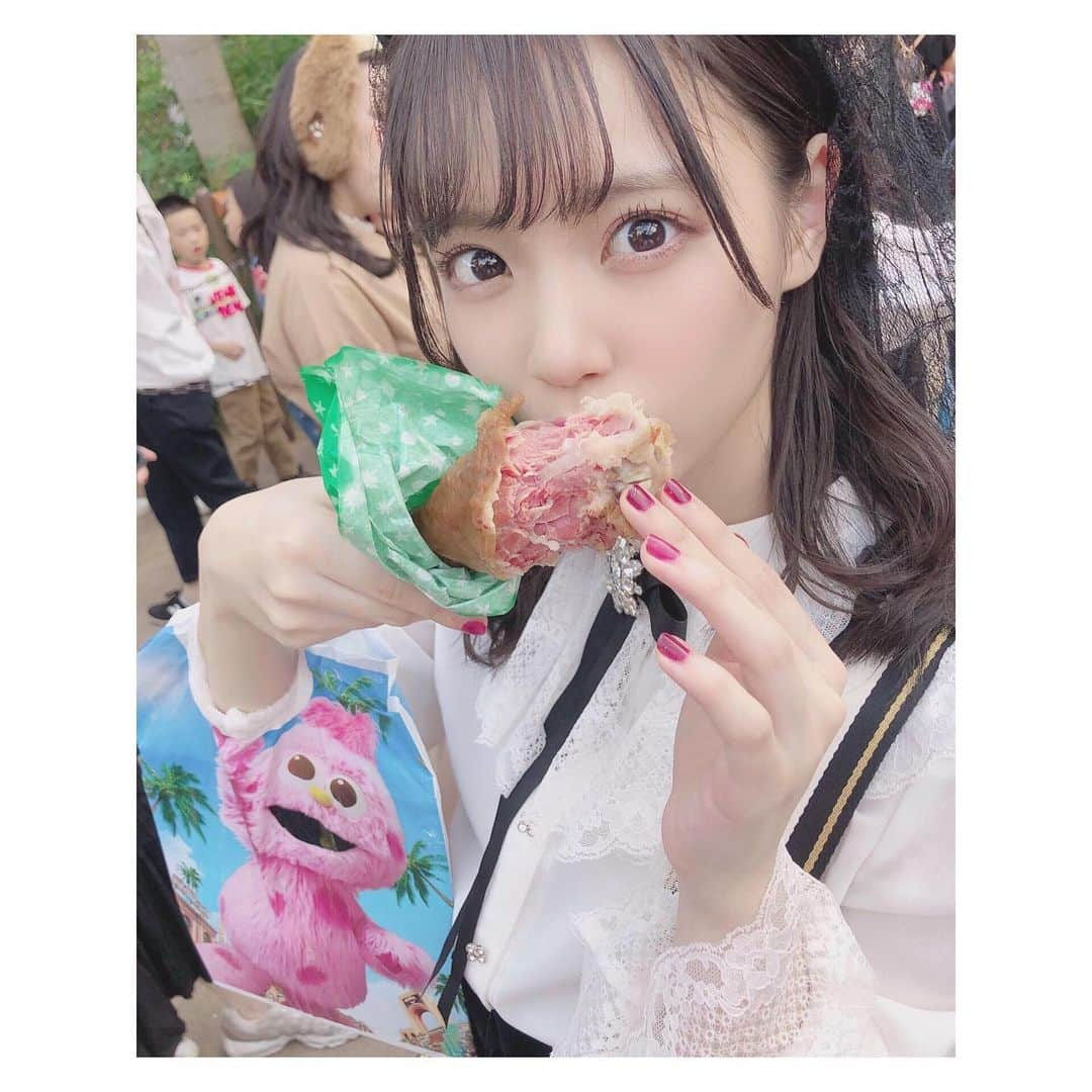 岩田陽菜さんのインスタグラム写真 - (岩田陽菜Instagram)「ユニバに行ったらいっぱい食べちゃう笑😂﻿ #ターキーレッグ を前回と同じく撮ってみた☺️🍗﻿ ﻿ ﻿ ﻿ ﻿ #お肉 #🍗 #チキン﻿ #nail #秋色 #秋色ネイル﻿ #ユニバハロウィン #ユニバ #仮装 #ホラーナイト #ユニバコーデ #モノトーンコーデ #猫 #cat #花嫁 #ハロウィン #Halloween #コスプレ #ハロウィンコスプレ #USJ #universalstudiosjapan」10月13日 21時19分 - hina_naso_stu48