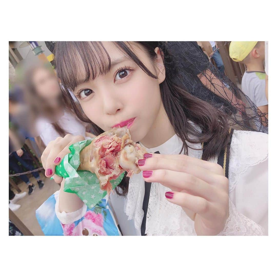 岩田陽菜さんのインスタグラム写真 - (岩田陽菜Instagram)「ユニバに行ったらいっぱい食べちゃう笑😂﻿ #ターキーレッグ を前回と同じく撮ってみた☺️🍗﻿ ﻿ ﻿ ﻿ ﻿ #お肉 #🍗 #チキン﻿ #nail #秋色 #秋色ネイル﻿ #ユニバハロウィン #ユニバ #仮装 #ホラーナイト #ユニバコーデ #モノトーンコーデ #猫 #cat #花嫁 #ハロウィン #Halloween #コスプレ #ハロウィンコスプレ #USJ #universalstudiosjapan」10月13日 21時19分 - hina_naso_stu48