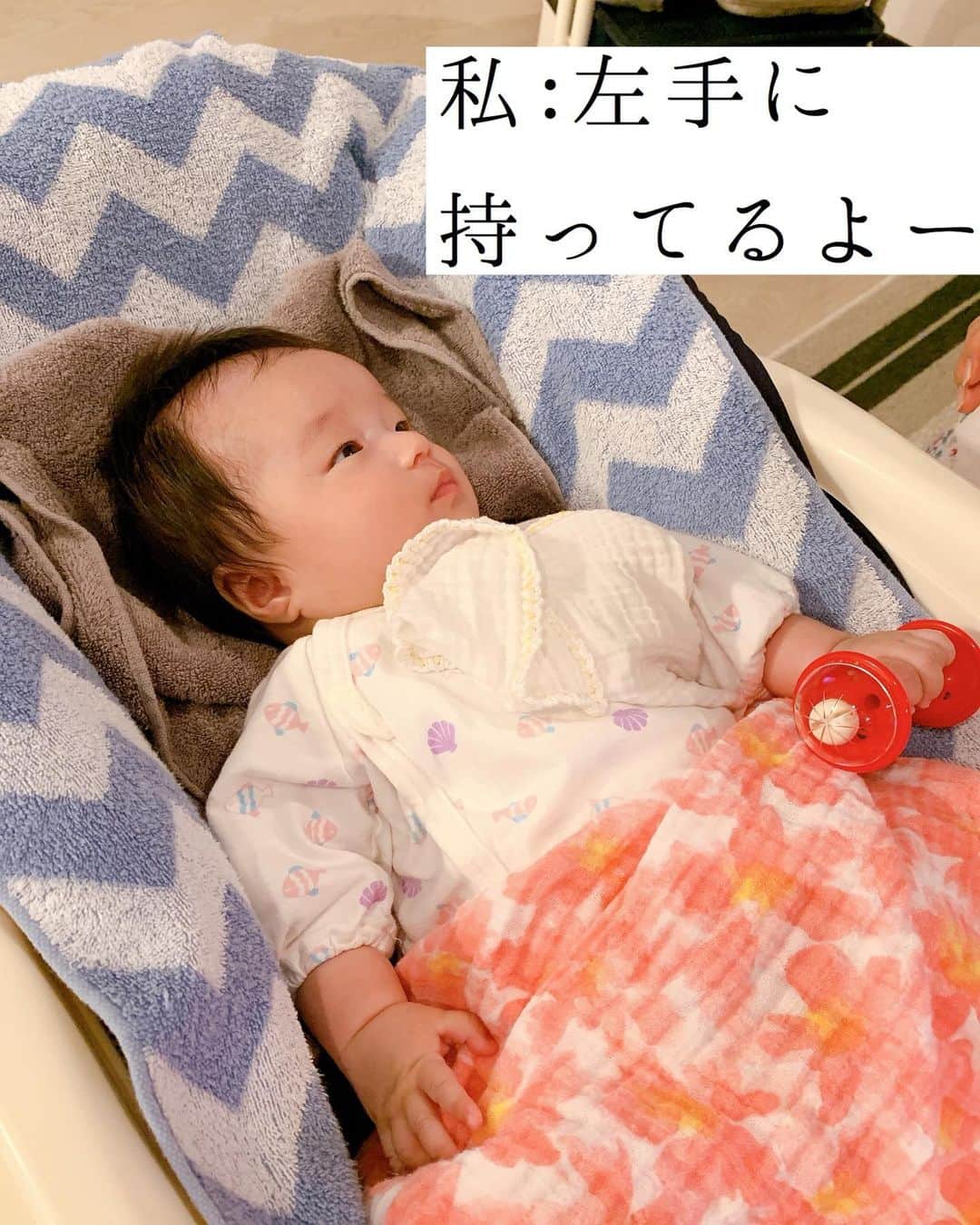しほの涼のインスタグラム：「手の使い方。 まだ良くわかりません🤣 #手の使い方　#赤ちゃんのいる生活　#赤ちゃんとの暮らし #赤ちゃんコーデ #赤ちゃんがいる生活 #子育てグラム　#スマイル育児　#女の子赤ちゃん　#令和ベイビー　#女の子ママ　#ママグラム#笑神娘さん」