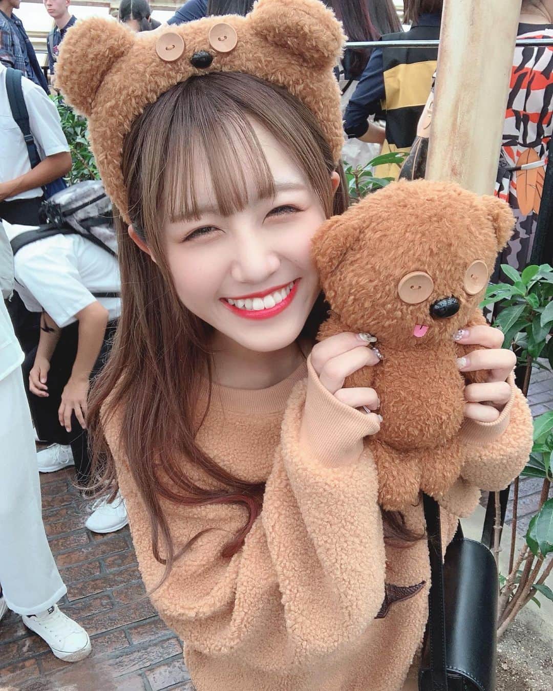 嶋田のあのインスタグラム：「並んでるときも一生喋って笑ってるからたぶんヒマな時間いっこもないよ👵🏻 彼女とハリーポッター並んでる風👵🏻 . . . . . #ユニバ #ユニバコーデ #ユニバーサルスタジオジャパン #ハリーポッター #ティム #ティムコーデ #ブラウンコーデ #universalstudiosjapan #jkブランド #エクステ #カチューシャ#アイドル #笑顔 ☺️」