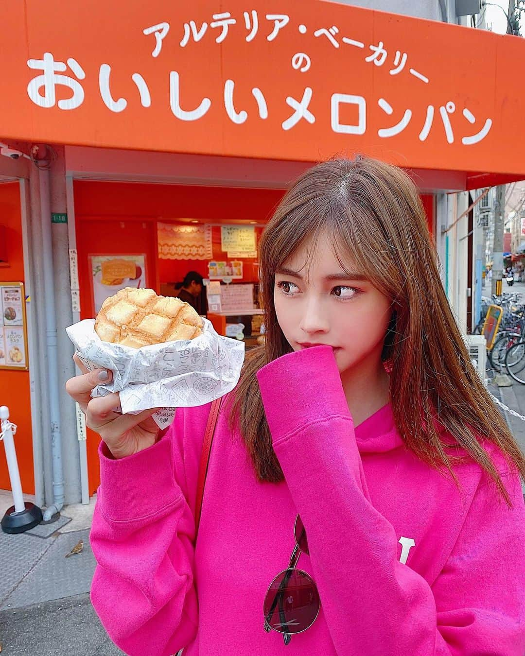 得あゆさんのインスタグラム写真 - (得あゆInstagram)「そして風邪ひいてしまって、、 3日間何も食べれないしお水も飲めないし 本気で辛かったぁ〜😭🥺🤧 台風と共にいなくなってくれたよぉ 体調も普通に元気な事がどれだけ幸せか 痛感した。🥺 ・ 今1番食べたいものは… シャインマスカット🍇笑 美味しいフルーツ食べたいぃぃ ・ ・ ・ ・ ・ ・ ・ ・ ・ ・ ・ #食べ歩き#グルメ#スイーツ#デザート#おやつ#メロンパン#パン#ベーカリー#ダイエット#パーカー#かっこいい#お洒落さんと繋がりたい#インスタ映え#カメラ女子#ピンク#サングラス#ナチュラル#ナチュラルメイク#アイスクリーム#食欲の秋#大人カジュアル#sunglasses#parker#pink#diet#autumnfashion#japanesegirl#bakery#icecream#melon」10月13日 21時51分 - tokuayu819