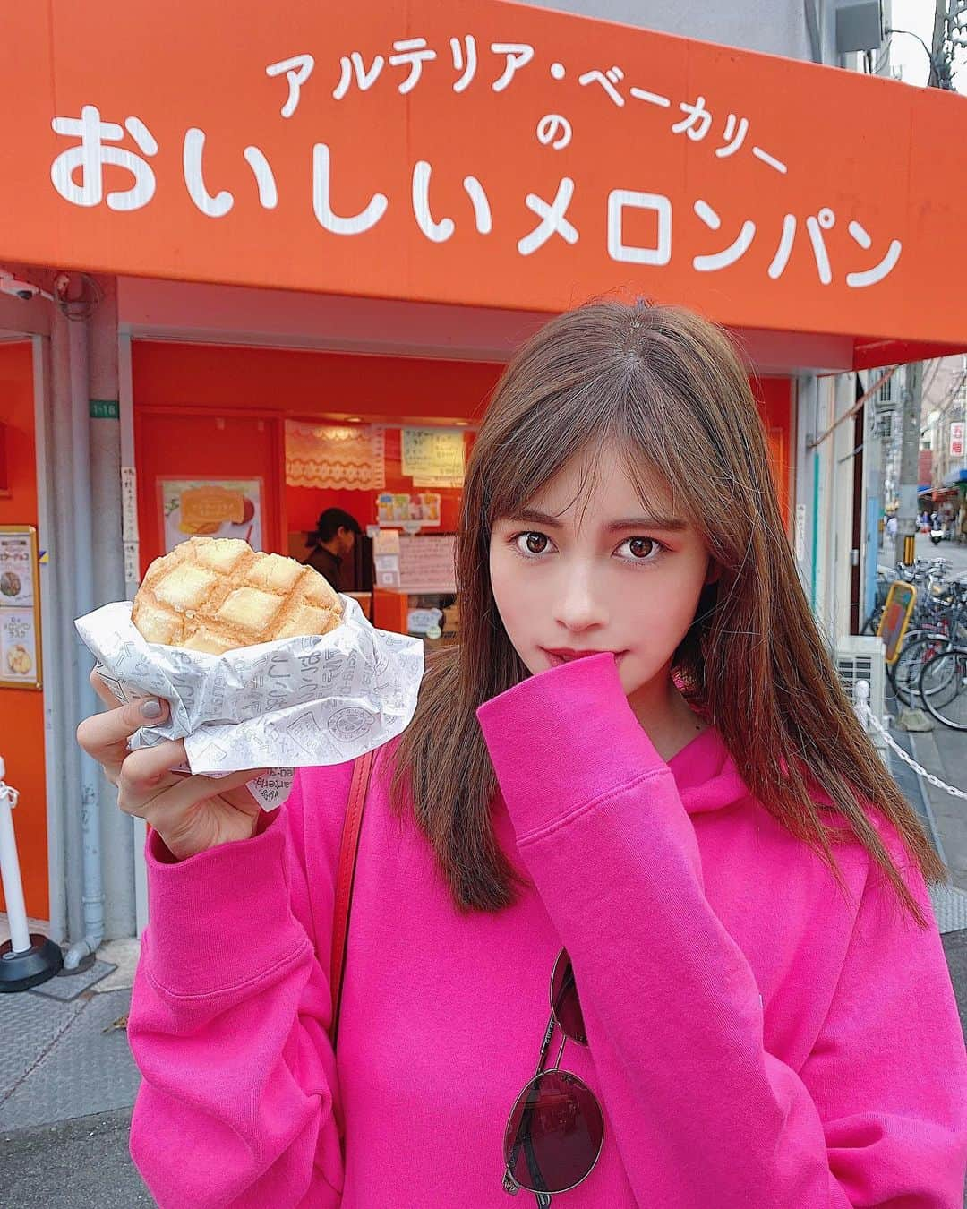 得あゆさんのインスタグラム写真 - (得あゆInstagram)「そして風邪ひいてしまって、、 3日間何も食べれないしお水も飲めないし 本気で辛かったぁ〜😭🥺🤧 台風と共にいなくなってくれたよぉ 体調も普通に元気な事がどれだけ幸せか 痛感した。🥺 ・ 今1番食べたいものは… シャインマスカット🍇笑 美味しいフルーツ食べたいぃぃ ・ ・ ・ ・ ・ ・ ・ ・ ・ ・ ・ #食べ歩き#グルメ#スイーツ#デザート#おやつ#メロンパン#パン#ベーカリー#ダイエット#パーカー#かっこいい#お洒落さんと繋がりたい#インスタ映え#カメラ女子#ピンク#サングラス#ナチュラル#ナチュラルメイク#アイスクリーム#食欲の秋#大人カジュアル#sunglasses#parker#pink#diet#autumnfashion#japanesegirl#bakery#icecream#melon」10月13日 21時51分 - tokuayu819