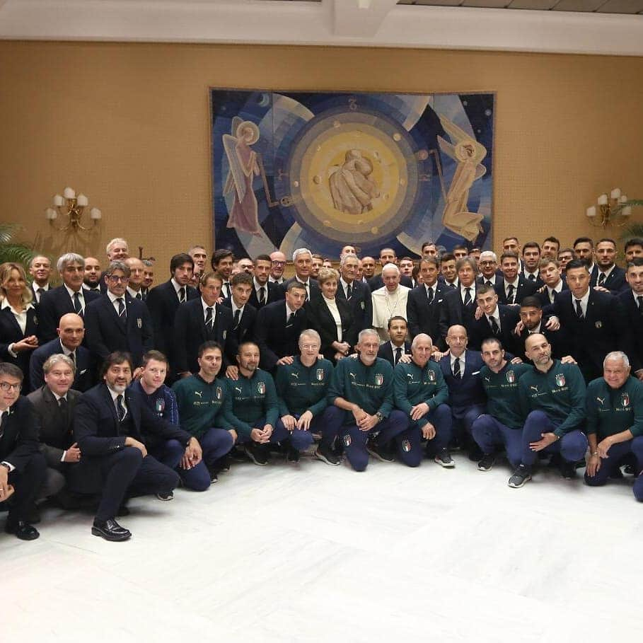 ロベルト・マンチーニさんのインスタグラム写真 - (ロベルト・マンチーニInstagram)「Questa mattina siamo stati ricevuti da Papa Francesco in #Vaticano. È  sempre una grande emozione incontrarla  grazie @pontifex_ita  #Vivoazzurro #Mancio 🇮🇹🇻🇦」10月13日 21時51分 - mrmancini10