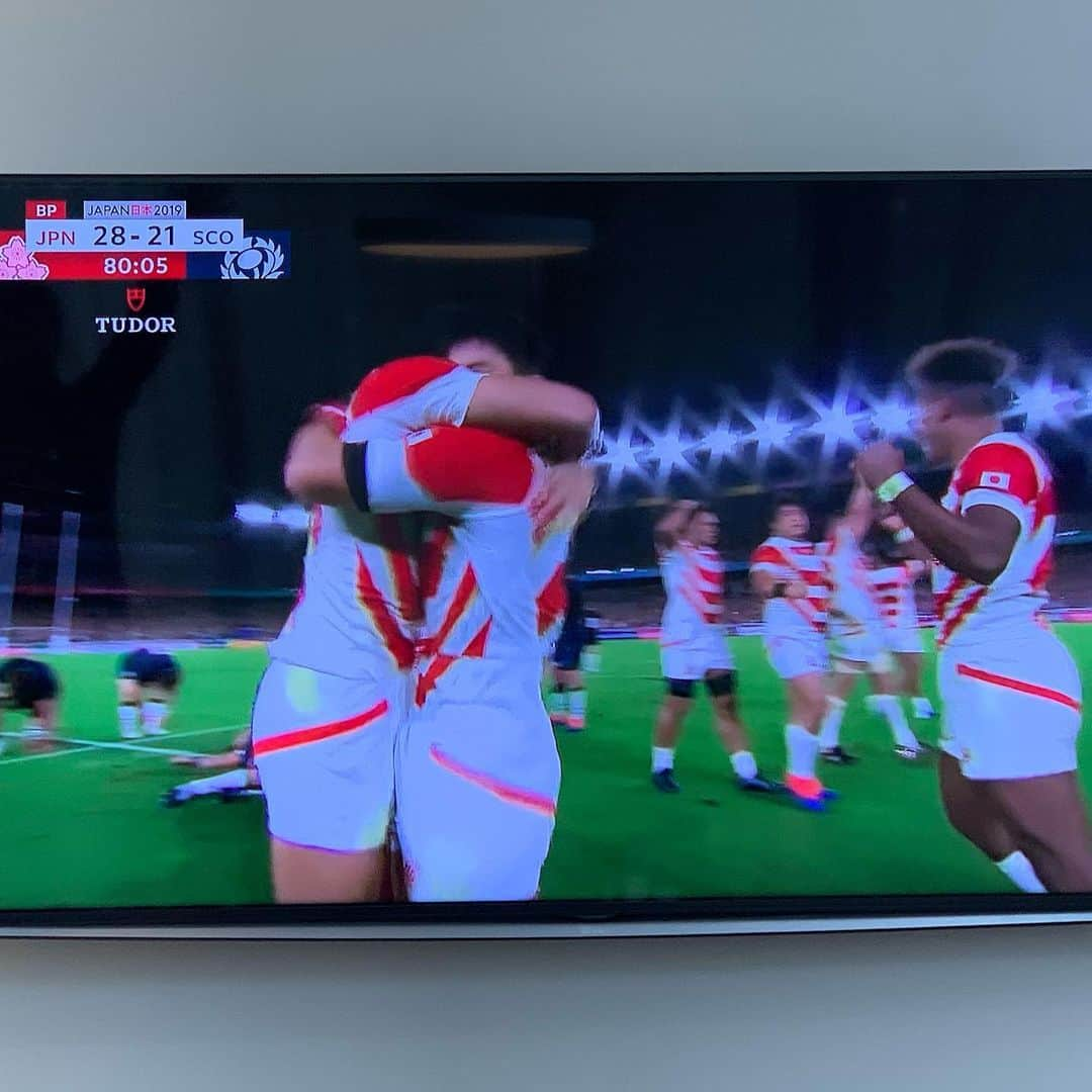 布袋寅泰さんのインスタグラム写真 - (布袋寅泰Instagram)「やったー！！！！おめでとう！！！！🏉🇯🇵❗️」10月13日 21時45分 - hotei_official