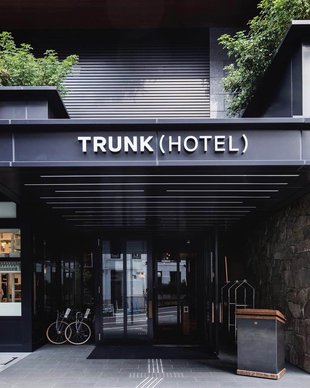 TRUNK(HOTEL)さんのインスタグラム写真 - (TRUNK(HOTEL)Instagram)「Come on in for a good time #trunkhotel ⠀⠀⠀⠀⠀⠀⠀⠀⠀ ⠀⠀⠀⠀⠀⠀⠀⠀⠀ #boutiquehotel #ブティックホテル  #hotel #hoteldesign #design #architecture #ホテル #建築 #建築デザイン #デザイン #shibuya #tokyo」10月13日 21時49分 - trunkhotel_catstreet