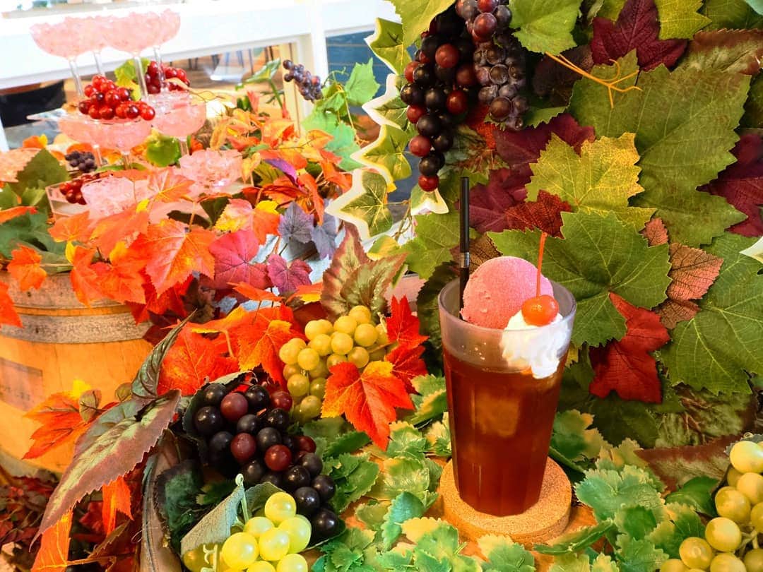 スパ ラクーア公式のインスタグラム：「. 【ブドウやワインのドリンクをオシャレに🍷】 . 皆さま台風の被害は大丈夫でしたか？スパ ラクーアは本日より営業しております♨️ . 現在好評開催中の『 #ブドウの恵みでキレイ になる』イベント🍇スパ ラクーア館内には、ドリンクをオシャレに撮影できるフォトコーナーが登場📸 . キャンペーン期間中は、 #ブドウ のフロートや #ワイン を使ったオリジナルカクテルを販売中ですので、ご注文の際には是非フォトコーナーで写真を撮ってみてくださいね🍷 . もちろん、限定メニューでなくても、ドリンクがなくても、秋🍁を感じる写真が撮れますので、お立ち寄りください📸 ご投稿いただく際には、《 #ブドウの恵みでキレイ 》のハッシュタグを付けてください🍇プレゼントが当たるチャンスがあるかも…!? . 秋を感じるこの季節🌾 #スパラクーア で #ブドウ の恵みを存分にご堪能ください✨ . #スパラクーア #スパ #ラクーア #温泉 #サウナ #岩盤浴 #温活 #サ活 #デトックス #ブドウ #ワイン #カクテル #赤ワイン #白ワイン #ポリフェノール #美容 #健康 #フォトスポット  #ワタシのためにひと肌ぬごう」