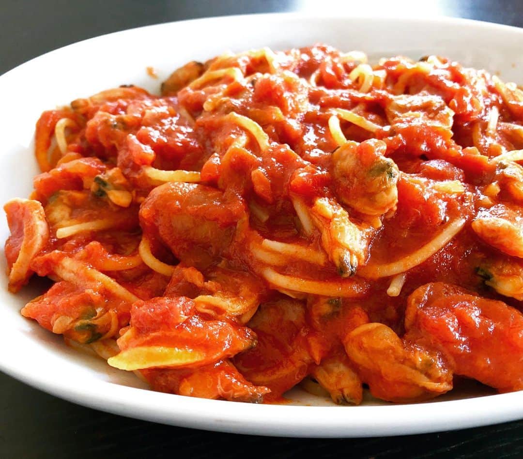 のインスタグラム：「今日は急遽、友人のリクエストによりトマトパスタを作って近況報告会ランチをした🌸今回は、あさりたっぷりと、ベーコンが切れてたのでウインナーをスライスして代用、ニンニクもたっぷり入れて、ホールトマト２缶、シーチキン、バターと粉チーズも入れて💕美味しかった😊 . そんな日常がほっとした日😌 . #トマトパスタ #友人のリクエスト #料理が楽しい #貝の旨味とトマトの相性抜群」