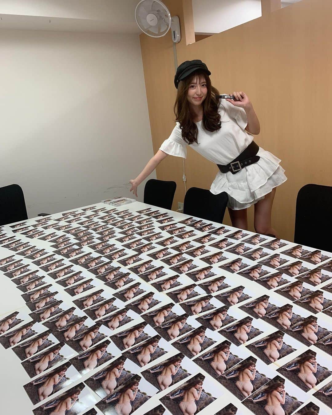 堀尾実咲のインスタグラム：「‪おはめろ🐰みんな起きたかな？‬ ‪今日は待ちに待った「教えてアゲちゃう！」リリイベの日👯‍♀️‬ ‪たくさんの方が来てくれることを信じて尻めろちゃんにサインをしました🍑‬ ‪ジャケットの裏に数名様だけ一言コメント付き💋‬ ‪当たった方教えてね🤤 ‬ ‪イベント詳細はこちら💁‍♀️‬ ‪bit.ly/2pBenkV‬」