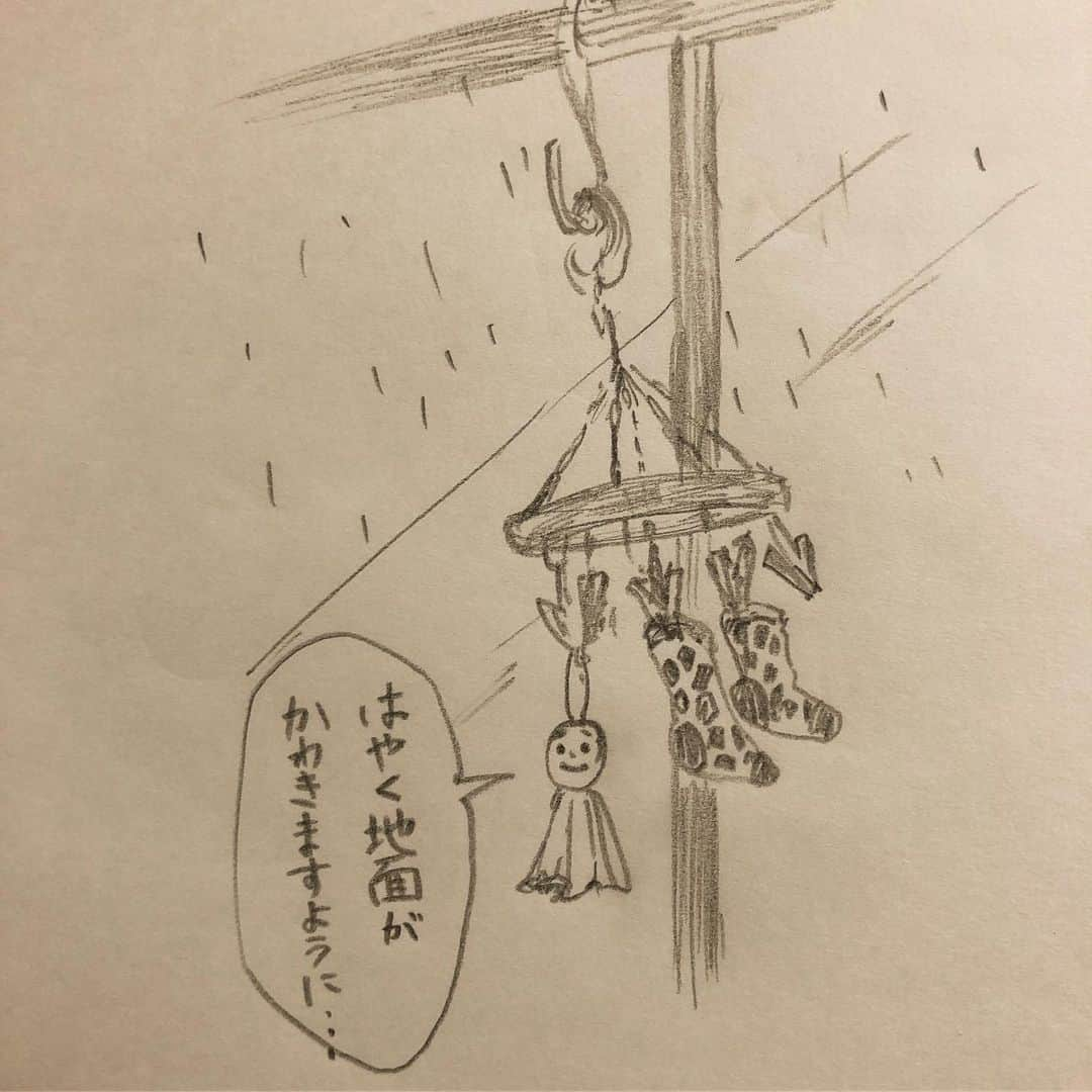 いとうさんのインスタグラム写真 - (いとうInstagram)「しましま靴下が気に入らない姪っこと、その相棒。 「いつものキリンさんのやつは？ಠ_ಠ」  #このところ８割くらいは「いやよう」なふみさん #大好きなチャーハンもなんだか「いやよう」 #いつもと違うお洋服も「いやよぅ」 #たまに遅く帰宅すると #どうやら怪獣が荒ぶったらしいことを物語るリビング #パパさんママさんの辛抱強さと #なまけたろう君のそれとないフォローで #風や雨をしのいでいます  #イトウハジメ #イトウ先生授業の時間です #美術学生イトウの青春 #放課後のオレンジ #ぼくと小さな怪獣 #イラスト #漫画」10月14日 7時42分 - itototoon