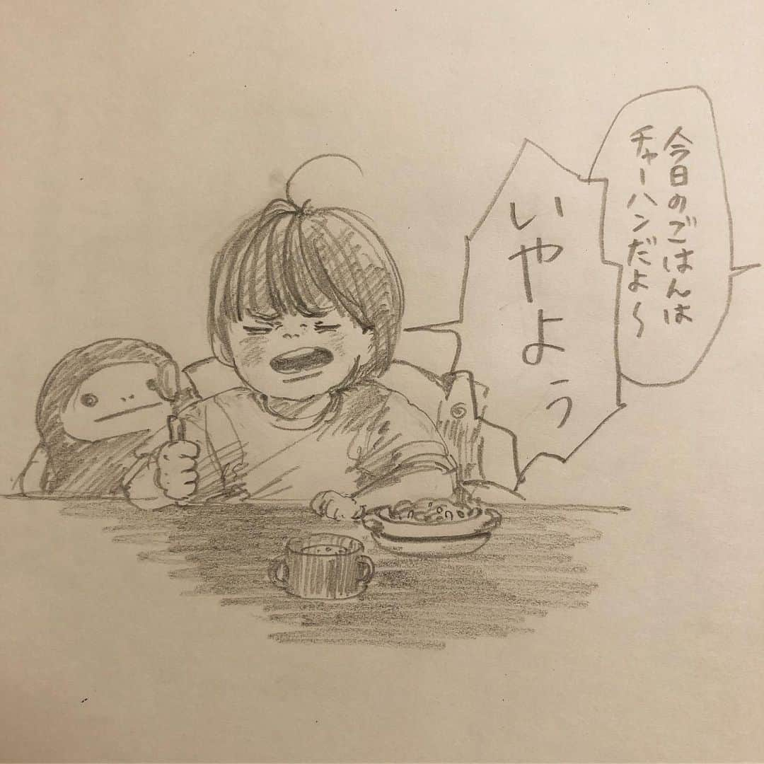 いとうさんのインスタグラム写真 - (いとうInstagram)「しましま靴下が気に入らない姪っこと、その相棒。 「いつものキリンさんのやつは？ಠ_ಠ」  #このところ８割くらいは「いやよう」なふみさん #大好きなチャーハンもなんだか「いやよう」 #いつもと違うお洋服も「いやよぅ」 #たまに遅く帰宅すると #どうやら怪獣が荒ぶったらしいことを物語るリビング #パパさんママさんの辛抱強さと #なまけたろう君のそれとないフォローで #風や雨をしのいでいます  #イトウハジメ #イトウ先生授業の時間です #美術学生イトウの青春 #放課後のオレンジ #ぼくと小さな怪獣 #イラスト #漫画」10月14日 7時42分 - itototoon